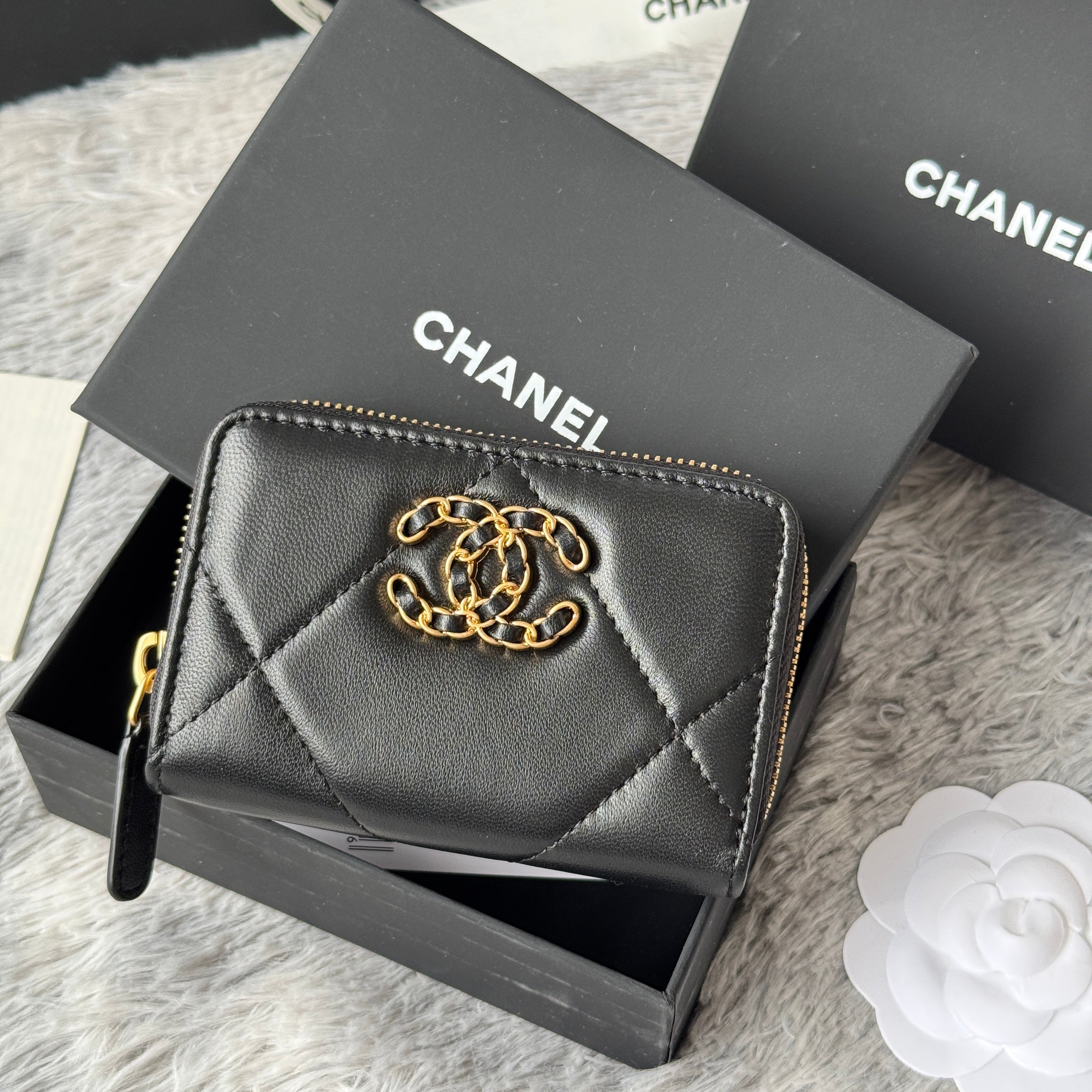 CC ZIPPED CARD HOLDER 11 IN BLACK LAMBSKIN GOLD-TONE METALLIC