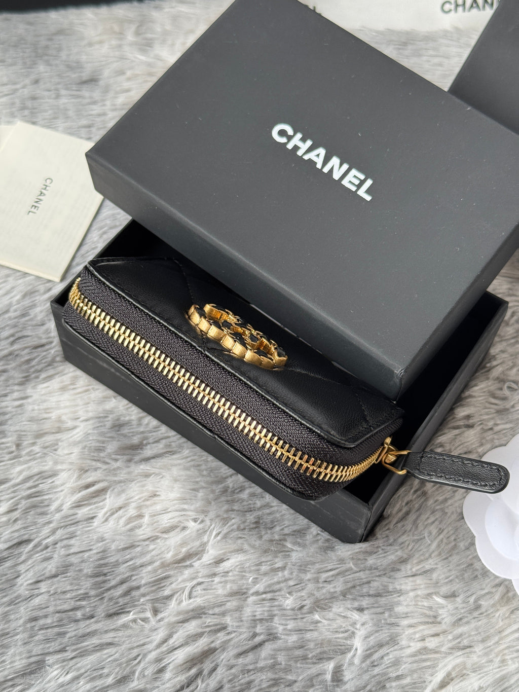 CC ZIPPED CARD HOLDER 11 IN BLACK LAMBSKIN GOLD-TONE METALLIC