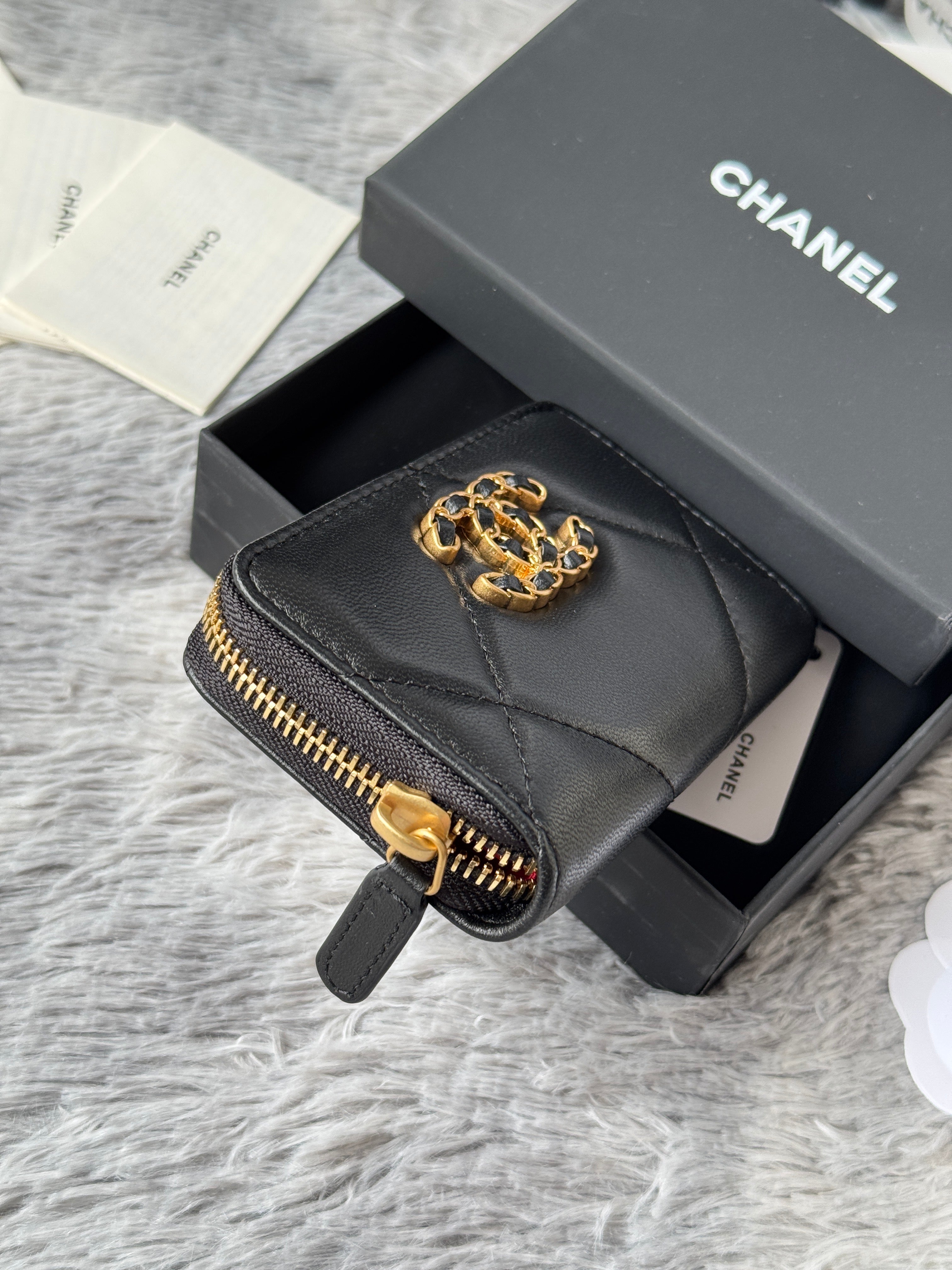 CC ZIPPED CARD HOLDER 11 IN BLACK LAMBSKIN GOLD-TONE METALLIC