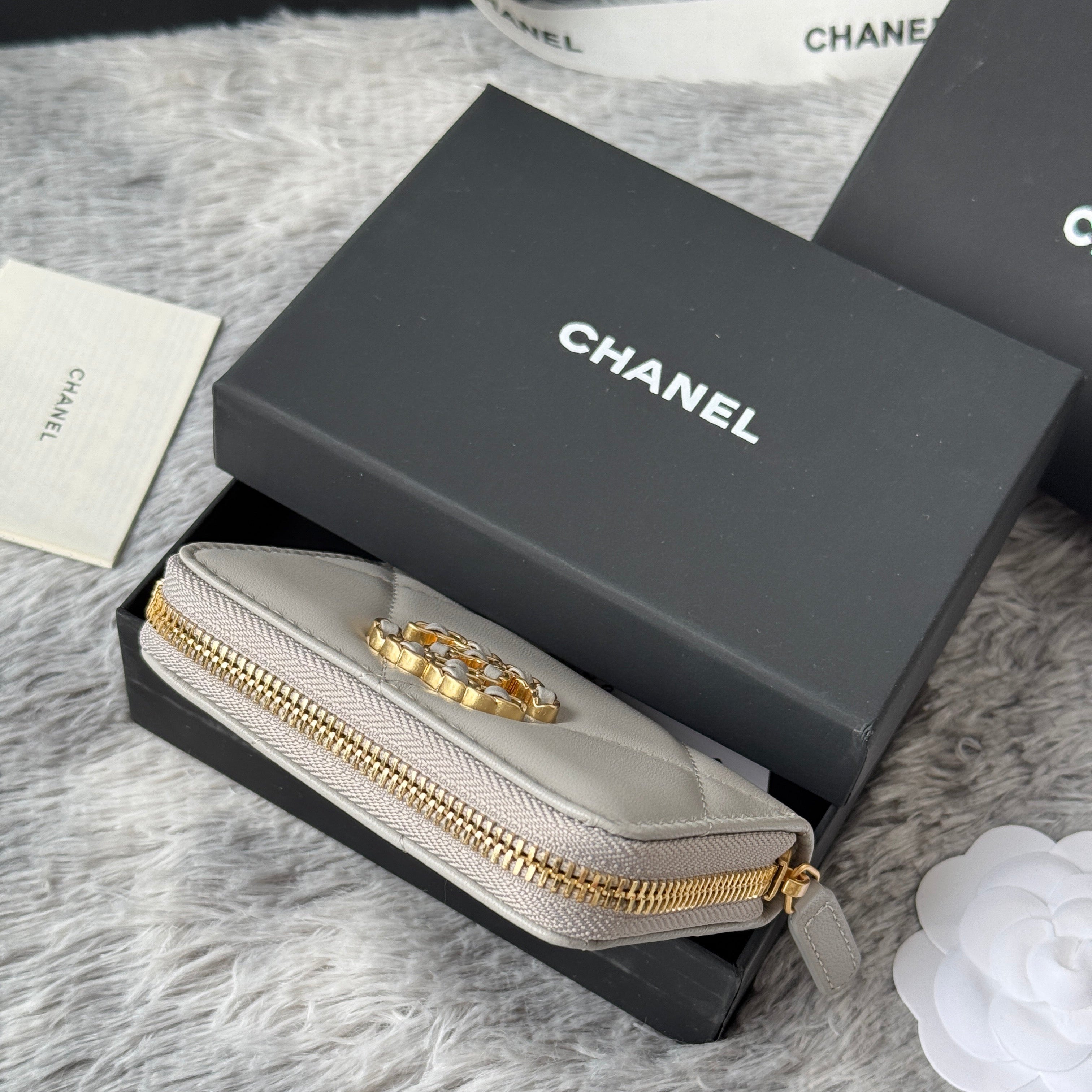 CC ZIPPED CARD HOLDER 11 IN GREY LAMBSKIN GOLD-TONE METALLIC