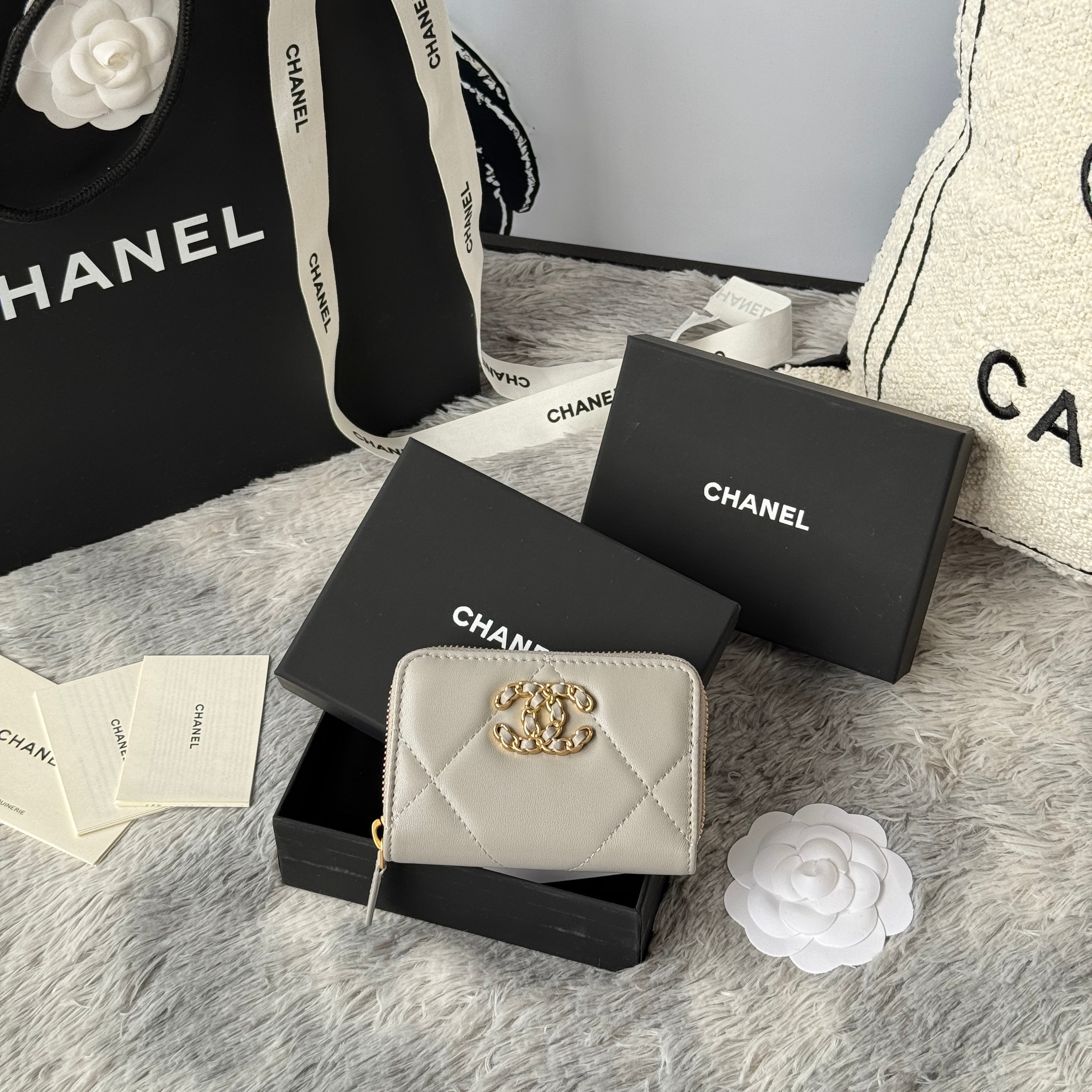 CC ZIPPED CARD HOLDER 11 IN GREY LAMBSKIN GOLD-TONE METALLIC