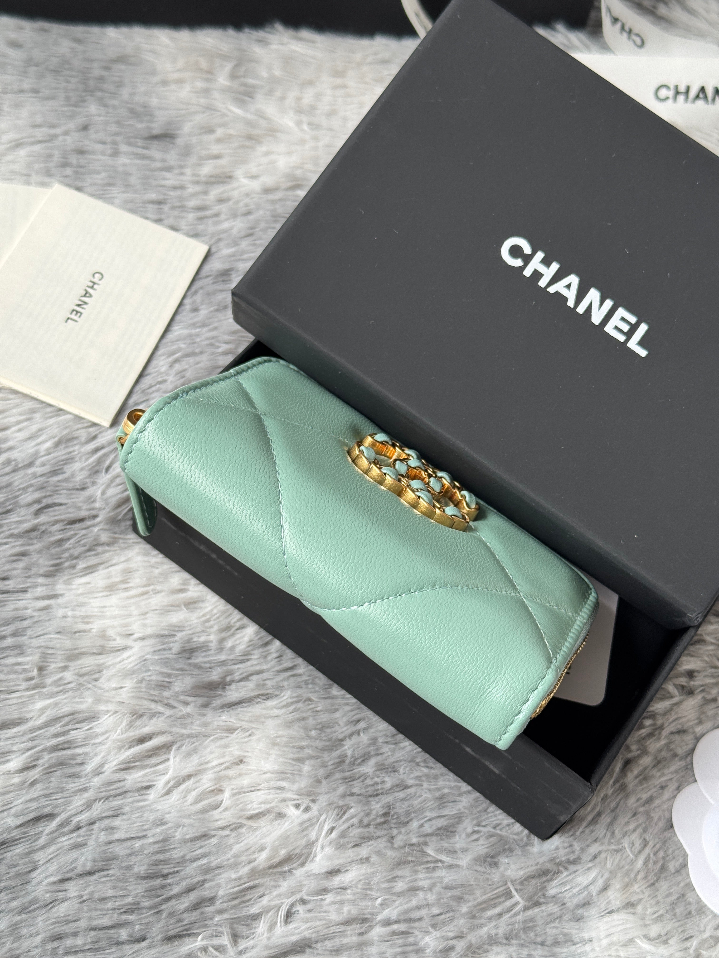CC ZIPPED CARD HOLDER 11 IN BABY GREEN LAMBSKIN GOLD-TONE METALLIC