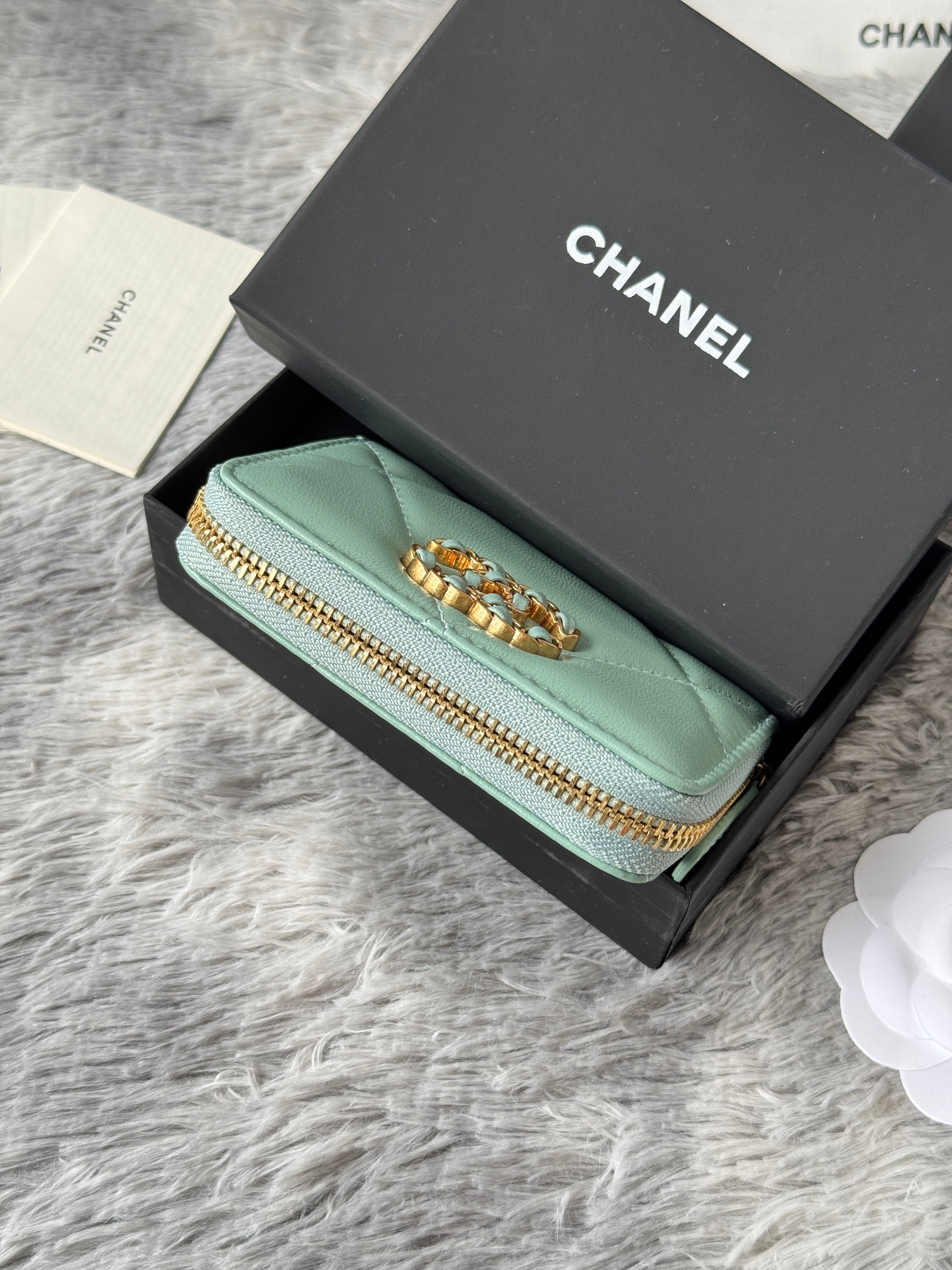 CC ZIPPED CARD HOLDER 11 IN BABY GREEN LAMBSKIN GOLD-TONE METALLIC
