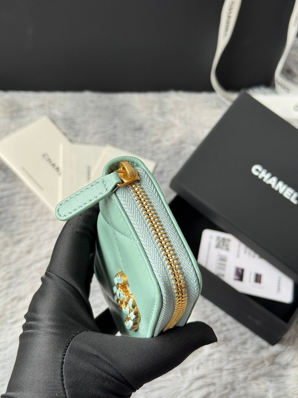 CC ZIPPED CARD HOLDER 11 IN BABY GREEN LAMBSKIN GOLD-TONE METALLIC