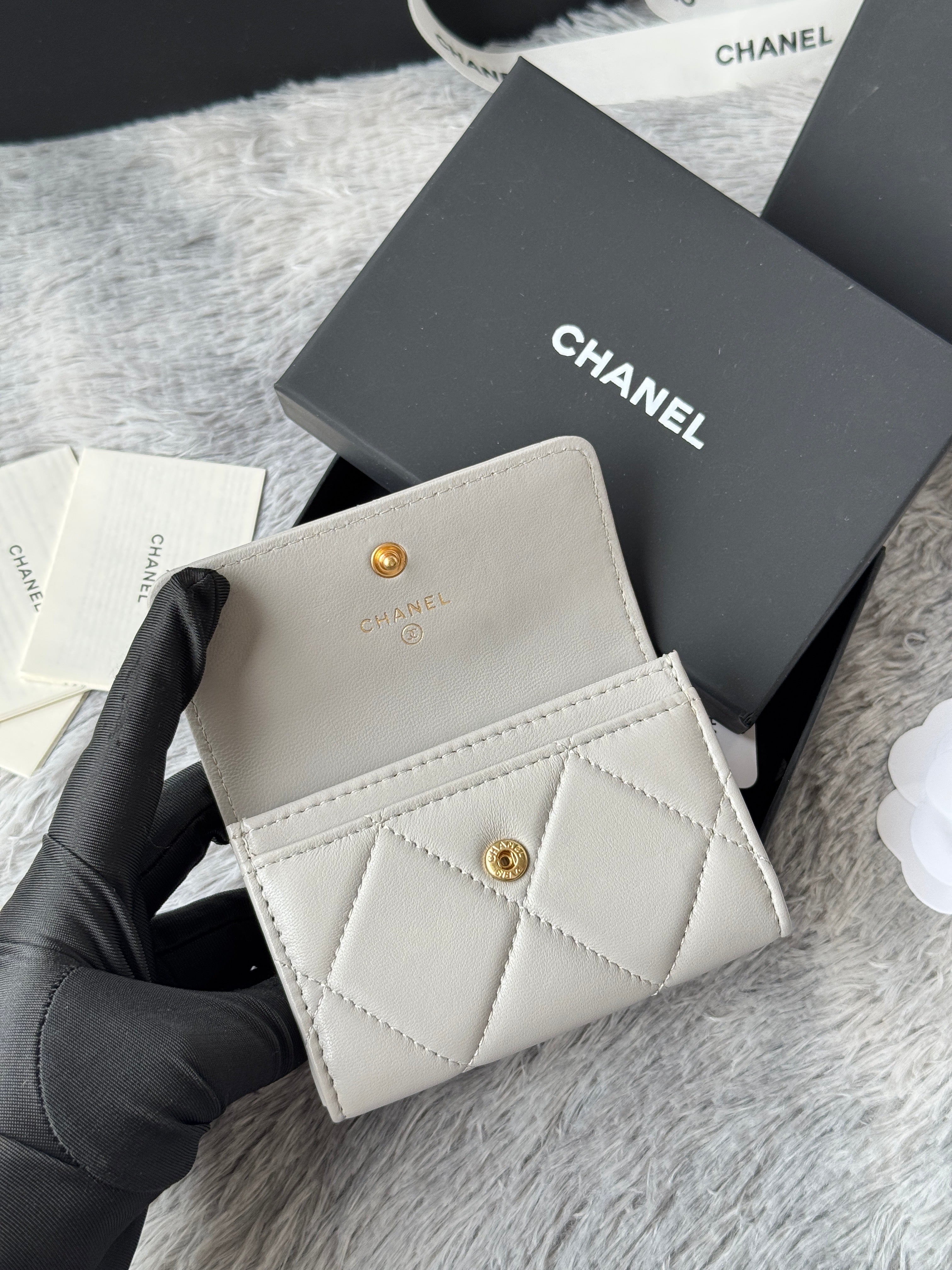 MINI FLAP CARD HOLDER 11 IN GREY LAMBSKIN GOLD-TONE METALLIC