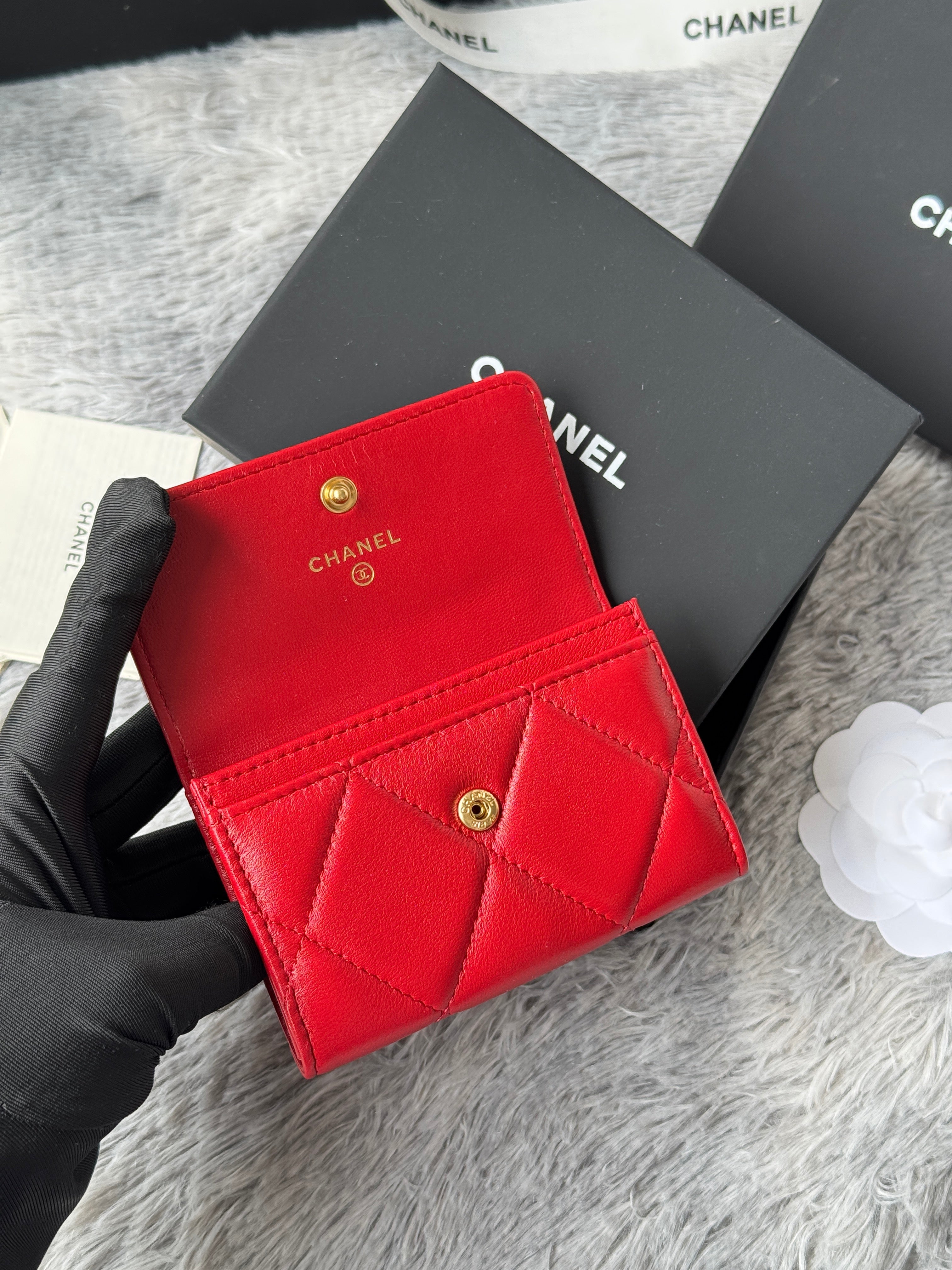 MINI FLAP CARD HOLDER 11 IN RED LAMBSKIN GOLD-TONE METALLIC