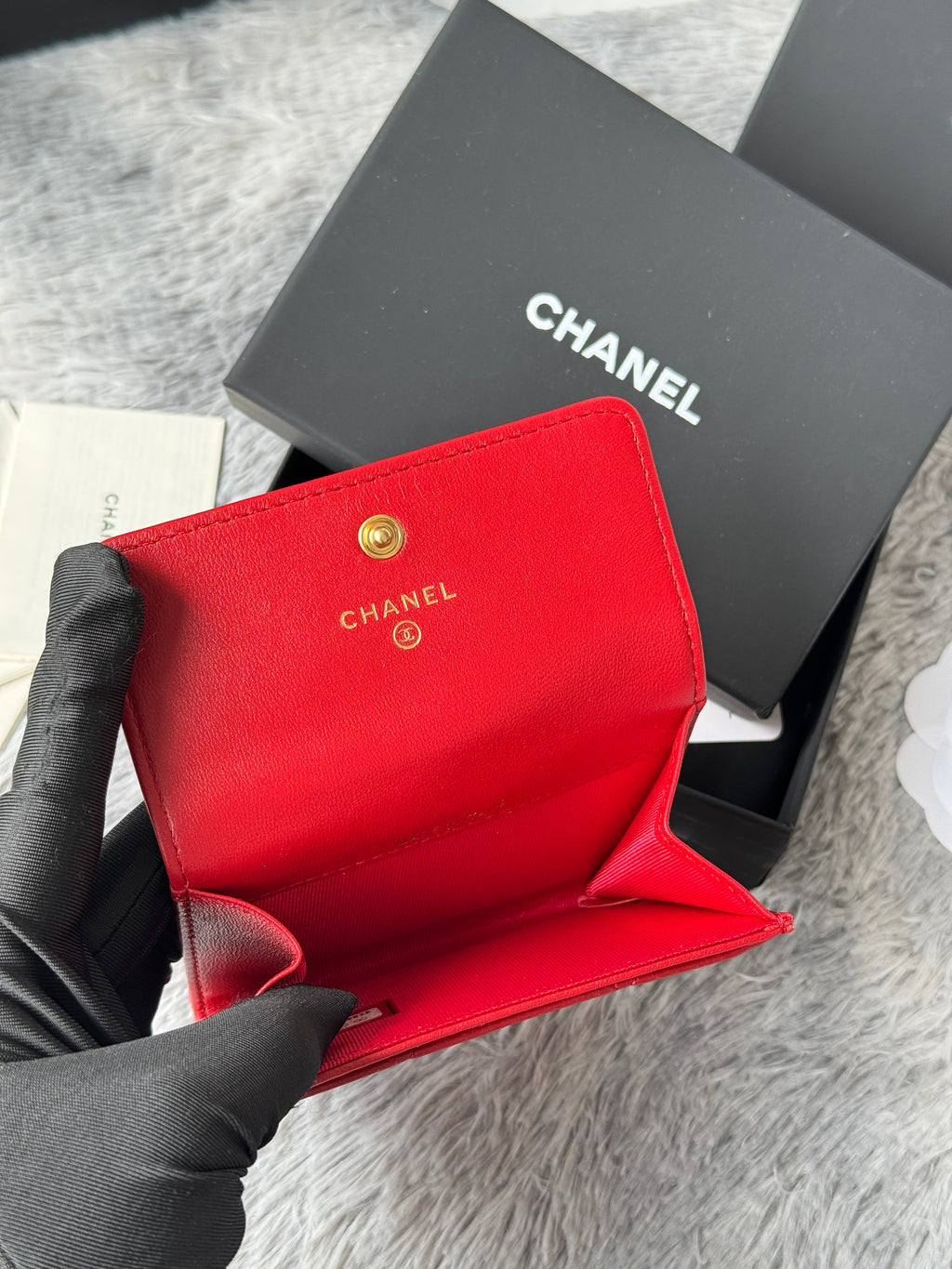 MINI FLAP CARD HOLDER 11 IN RED LAMBSKIN GOLD-TONE METALLIC