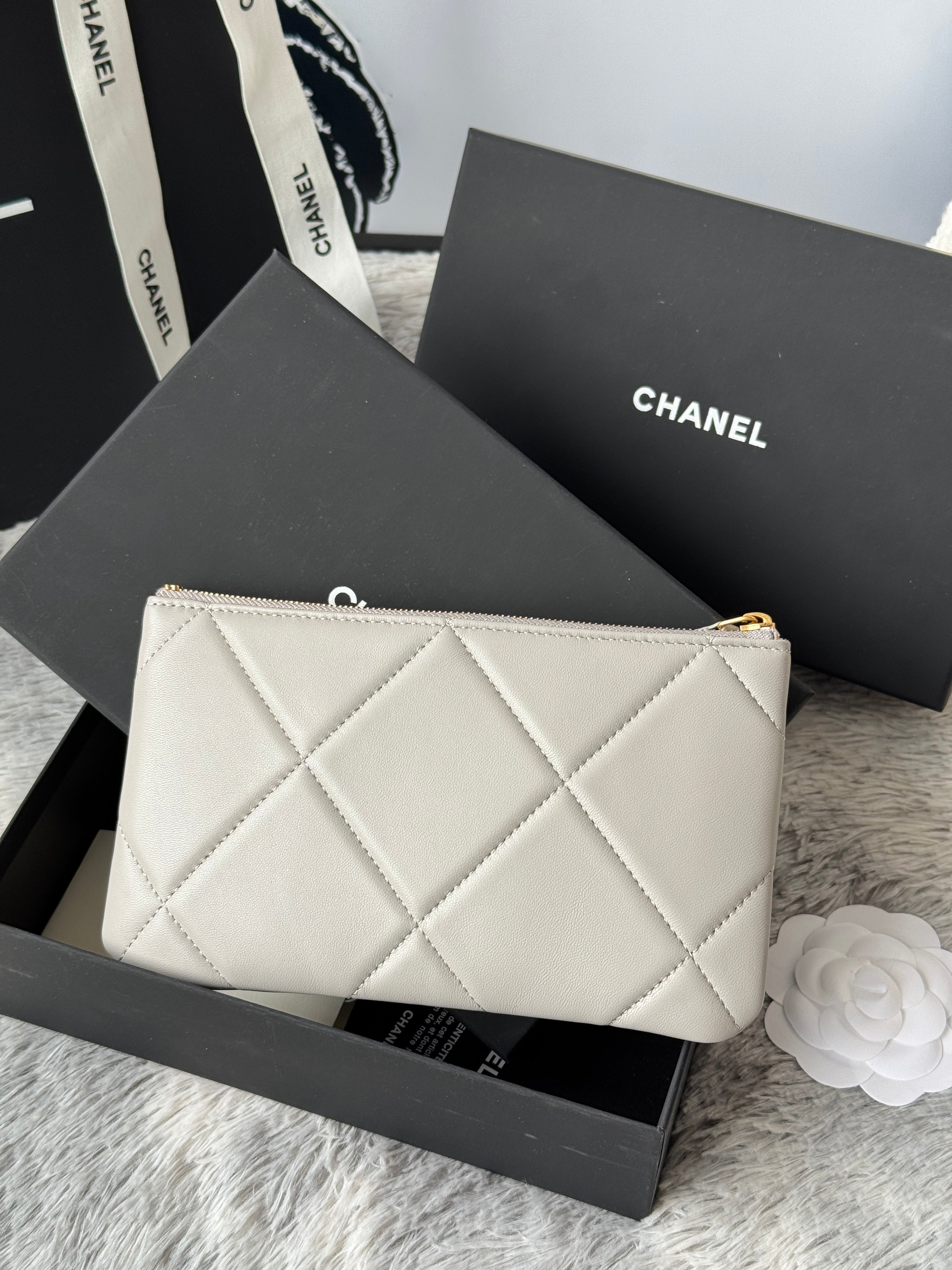 CLASSIC ZIPPER POUCH 20 IN GREY SMOOTH LAMBSKIN GOLD-TONE HARDWARE