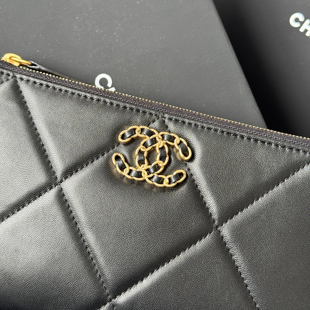 CLASSIC ZIPPER POUCH 20 IN BLACK SMOOTH LAMBSKIN GOLD-TONE HARDWARE