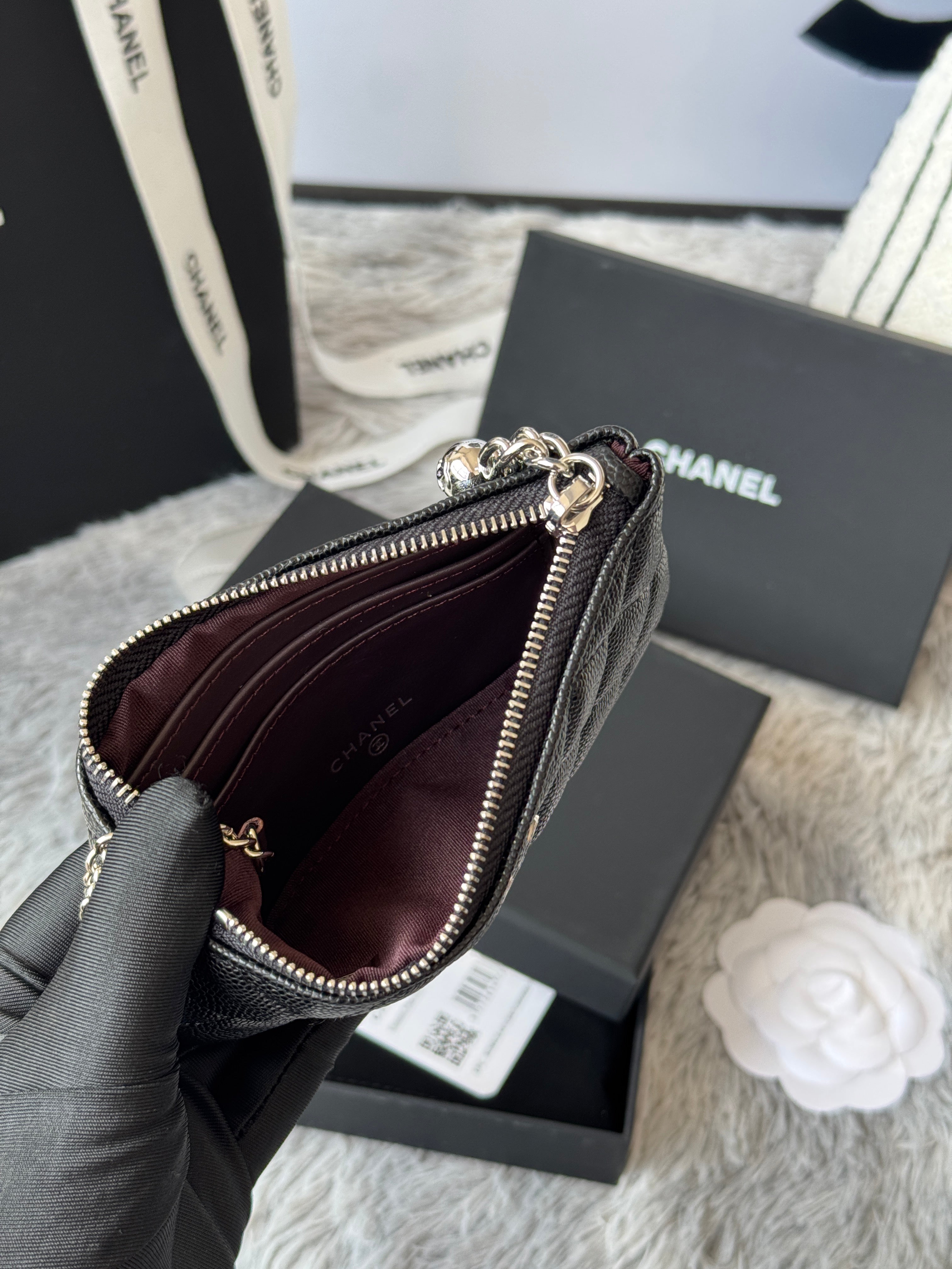 CC CLASSIC ZIPPED POUCH 14 IN BLACK GRAINED CALFSKIN SILVER-TONE CHARM CHAIN