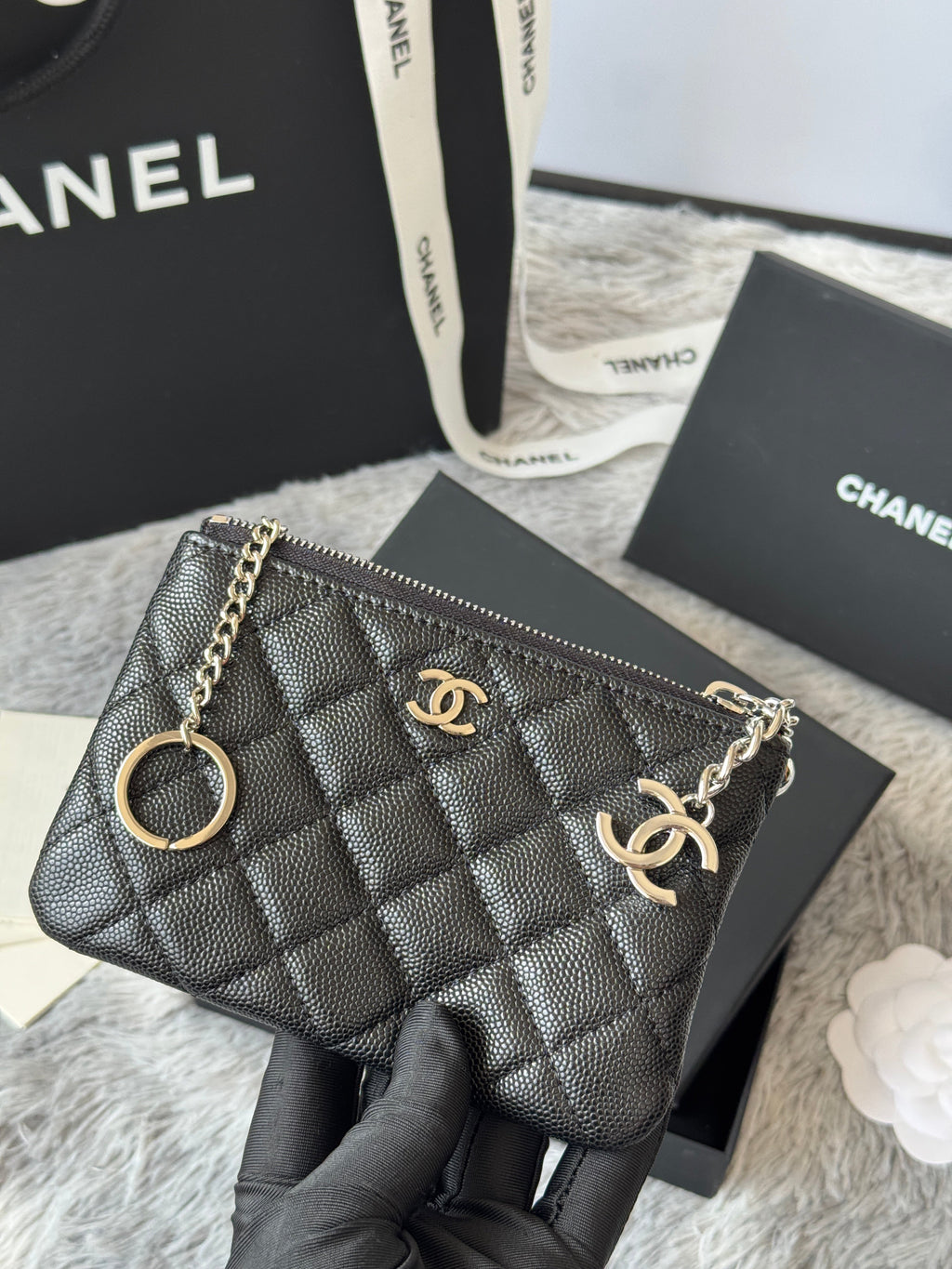 CC CLASSIC ZIPPED POUCH 14 IN BLACK GRAINED CALFSKIN SILVER-TONE CHARM CHAIN