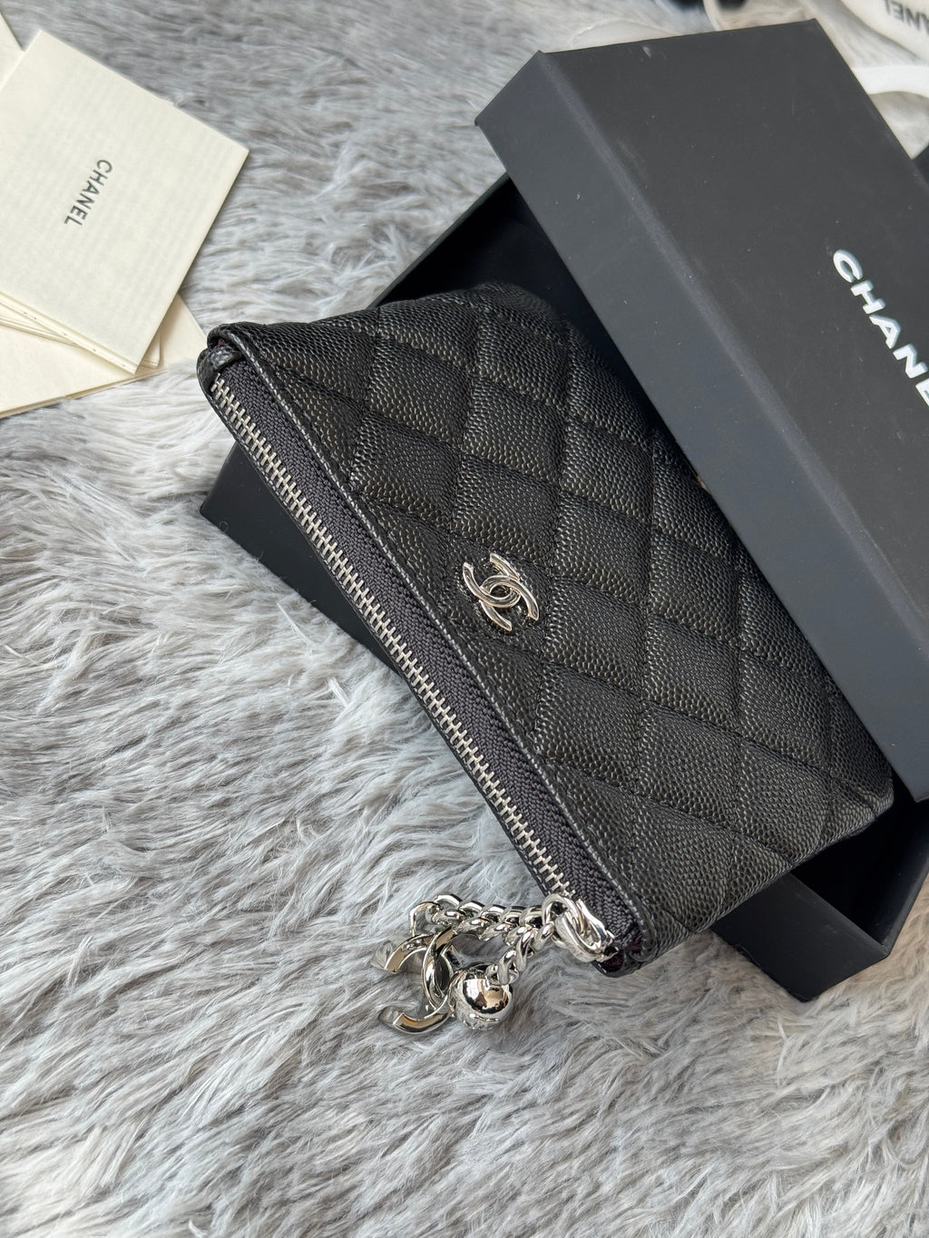 CC CLASSIC ZIPPED POUCH 14 IN BLACK GRAINED CALFSKIN SILVER-TONE CHARM CHAIN