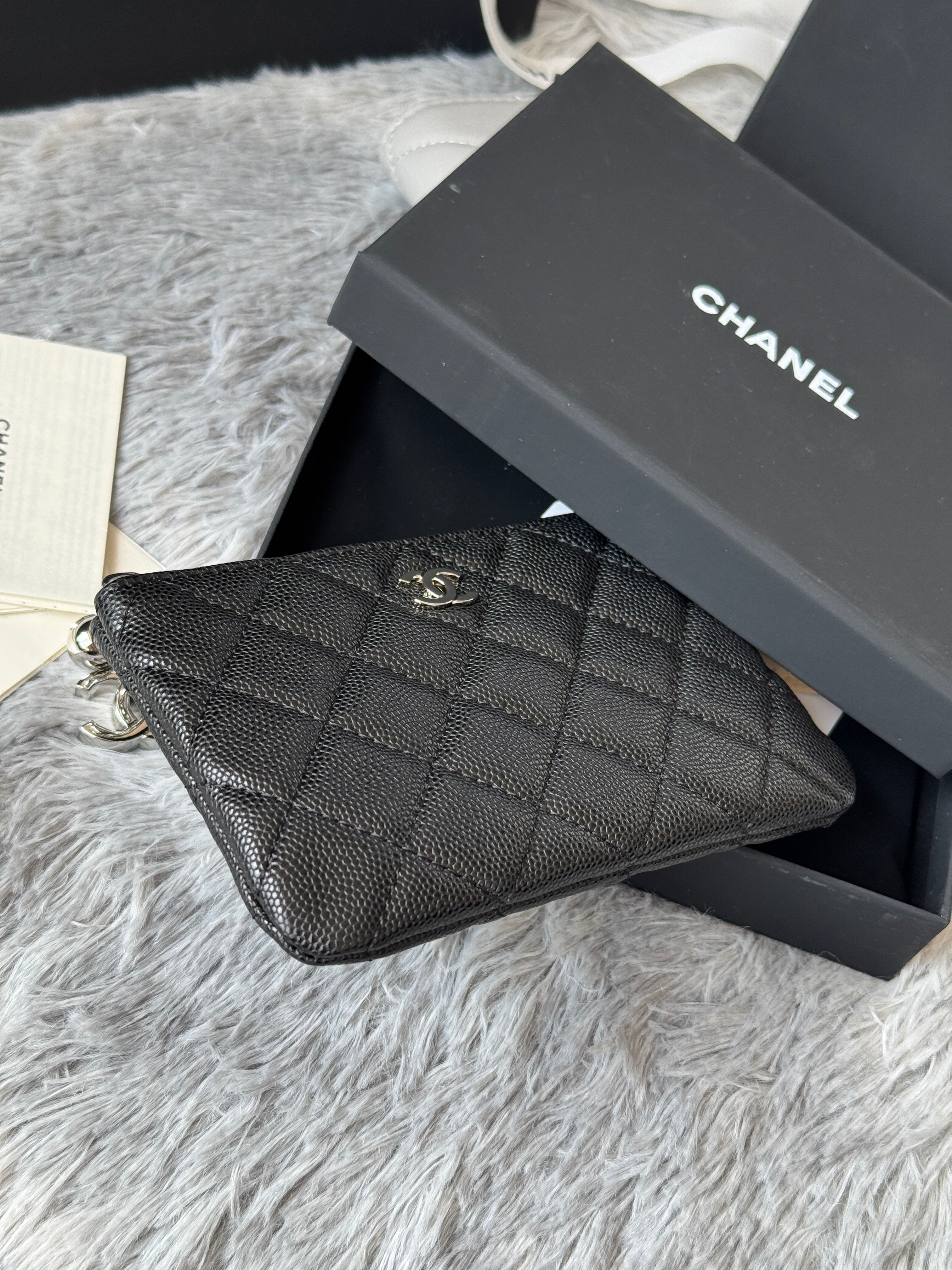CC CLASSIC ZIPPED POUCH 14 IN BLACK GRAINED CALFSKIN SILVER-TONE CHARM CHAIN