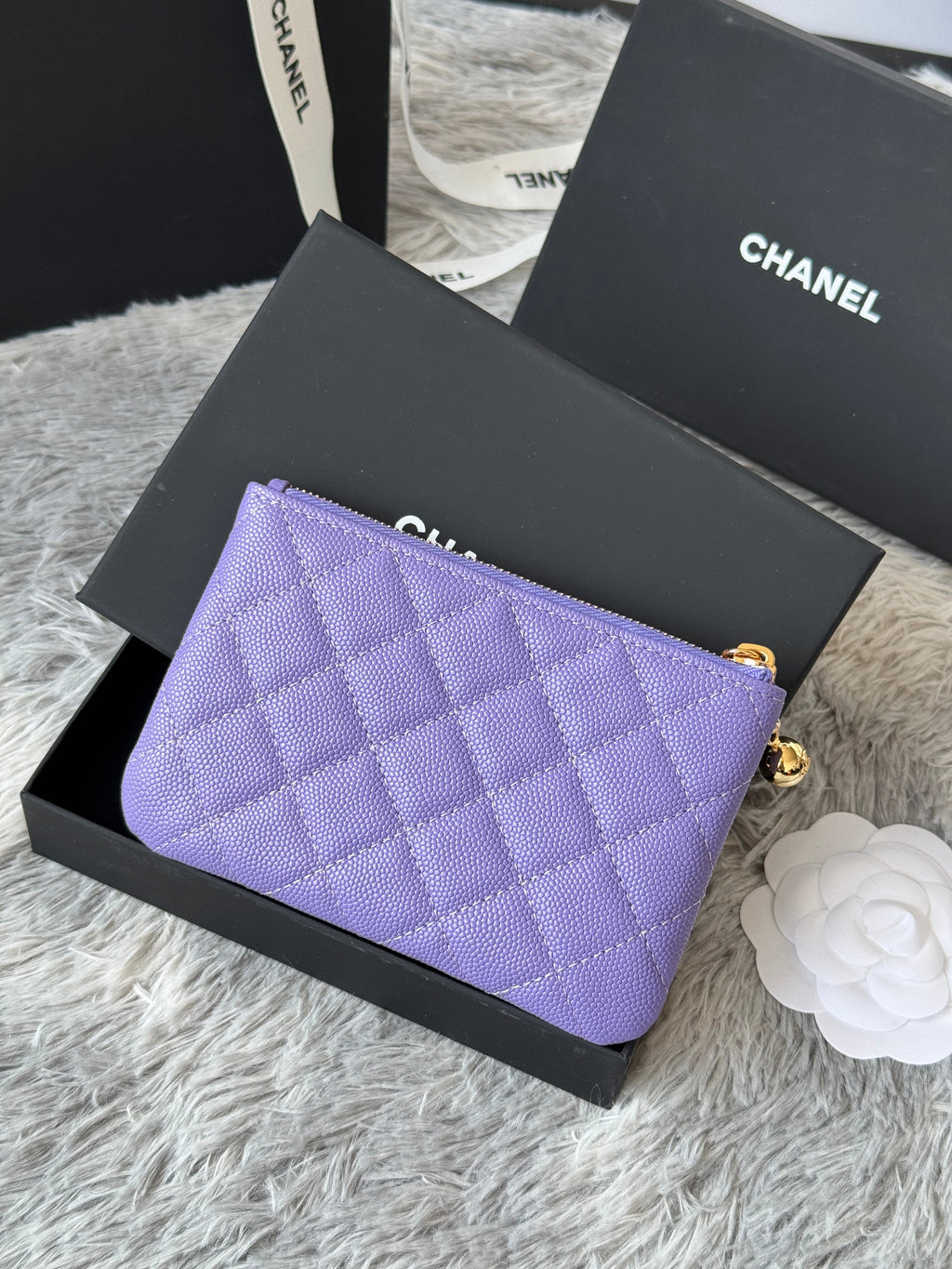 CC CLASSIC ZIPPED POUCH 14 IN BABY PURPLE GRAINED CALFSKIN GOLD-TONE CHARM CHAIN