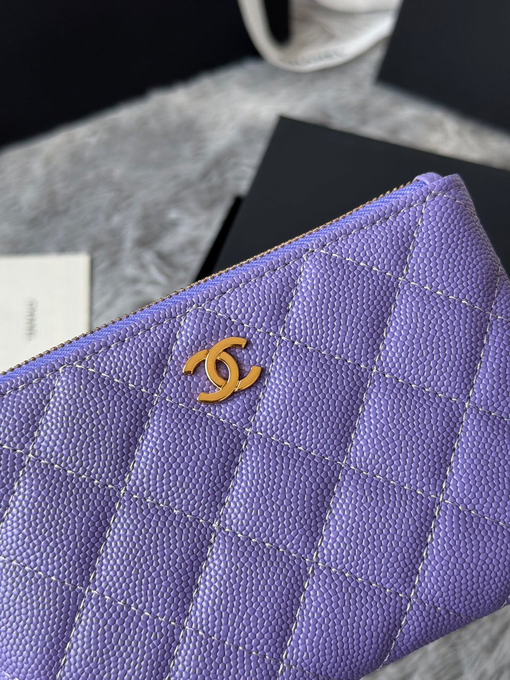 CC CLASSIC ZIPPED POUCH 14 IN BABY PURPLE GRAINED CALFSKIN GOLD-TONE CHARM CHAIN