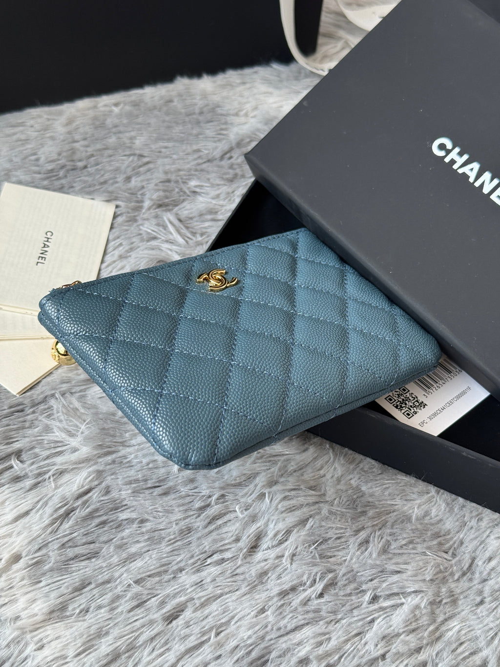 CC CLASSIC ZIPPED POUCH 14 IN NEPAL BLUE GRAINED CALFSKIN GOLD-TONE CHARM CHAIN