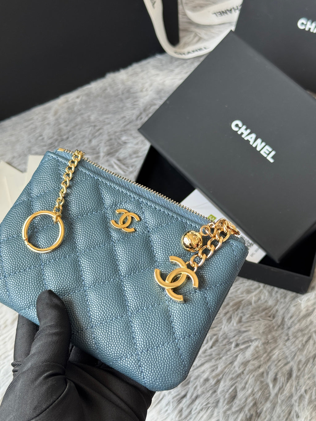 CC CLASSIC ZIPPED POUCH 14 IN NEPAL BLUE GRAINED CALFSKIN GOLD-TONE CHARM CHAIN