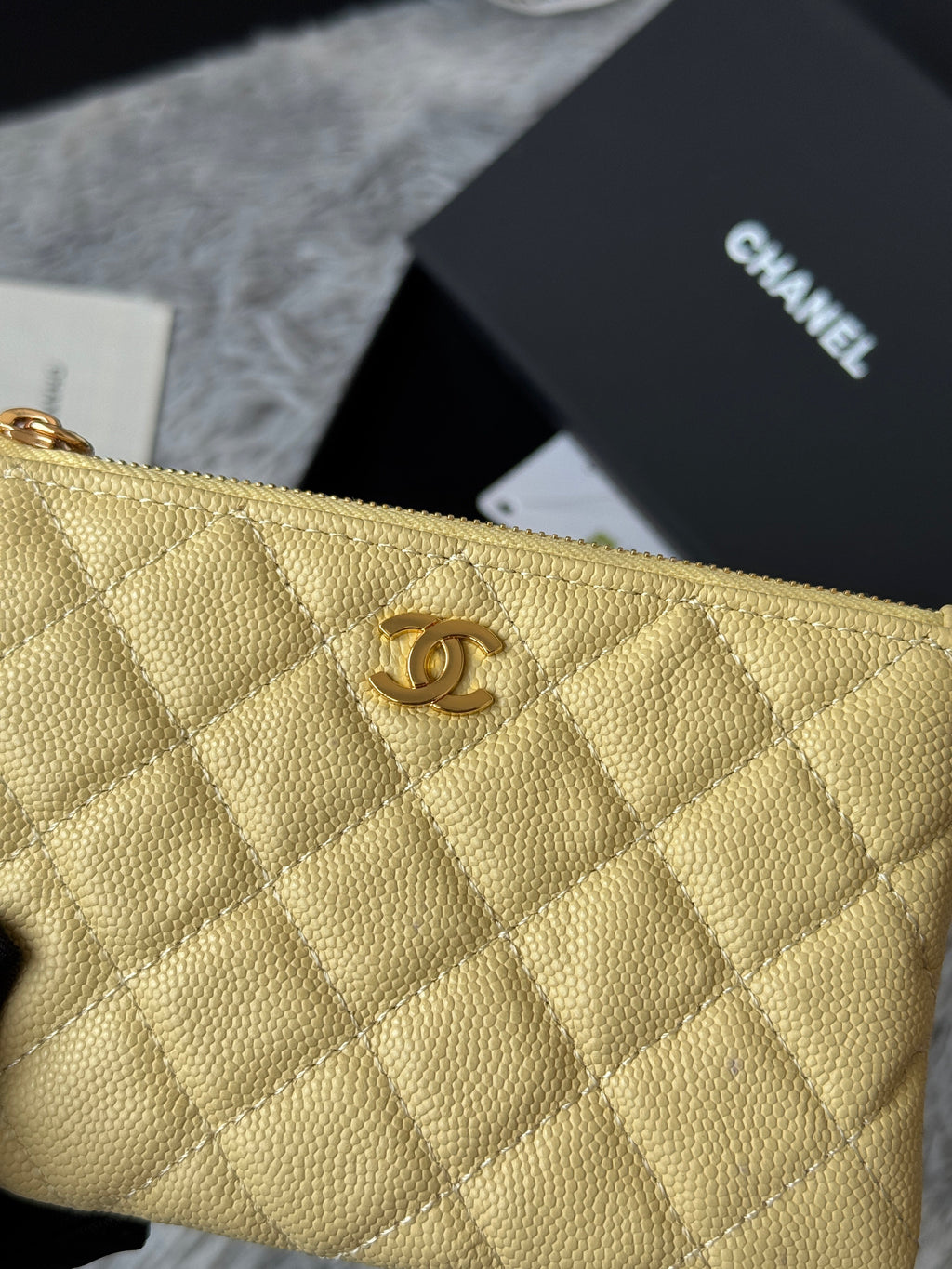 CC CLASSIC ZIPPED POUCH 14 IN YELLOW GRAINED CALFSKIN GOLD-TONE CHARM CHAIN