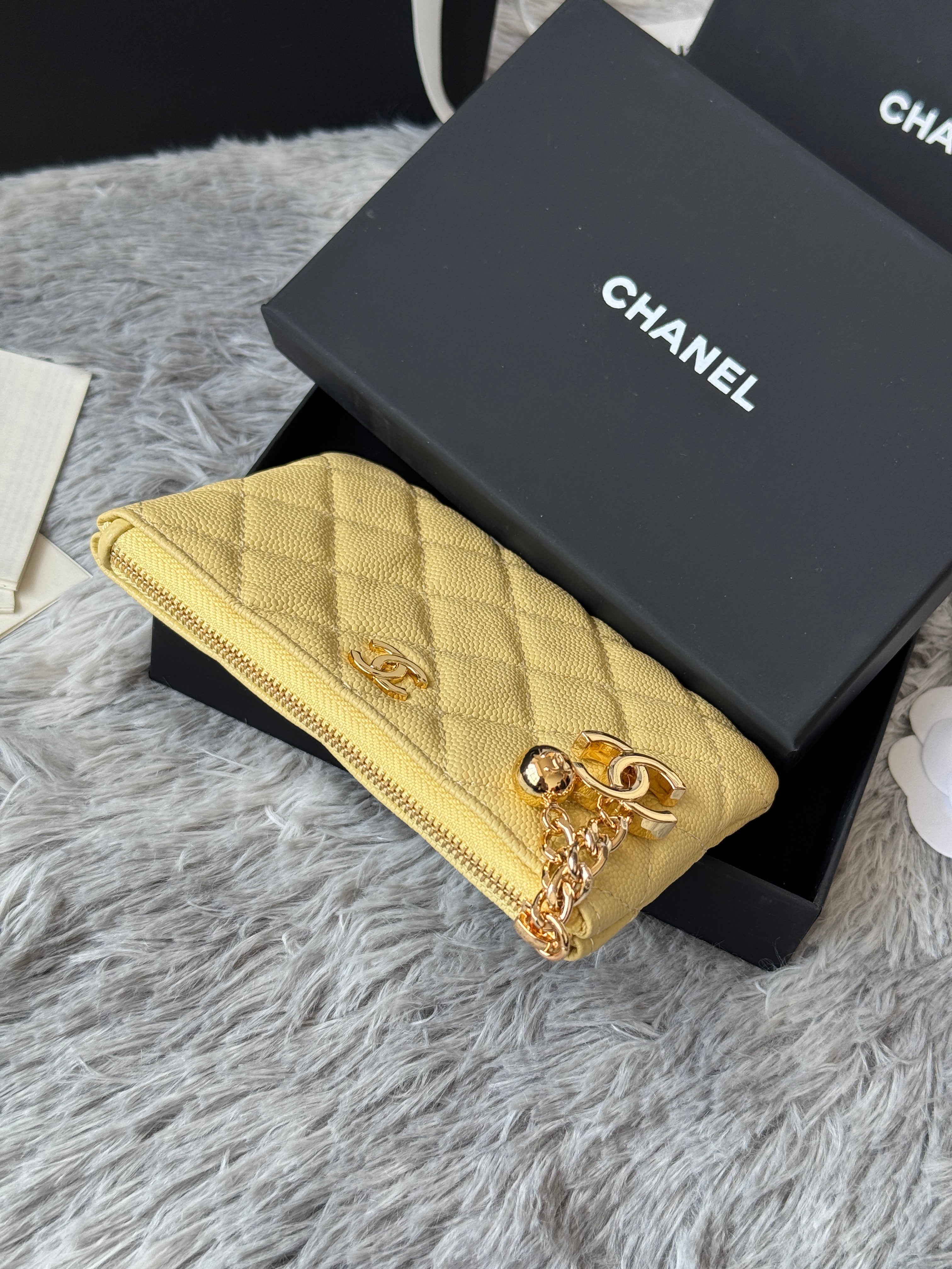 CC CLASSIC ZIPPED POUCH 14 IN YELLOW GRAINED CALFSKIN GOLD-TONE CHARM CHAIN