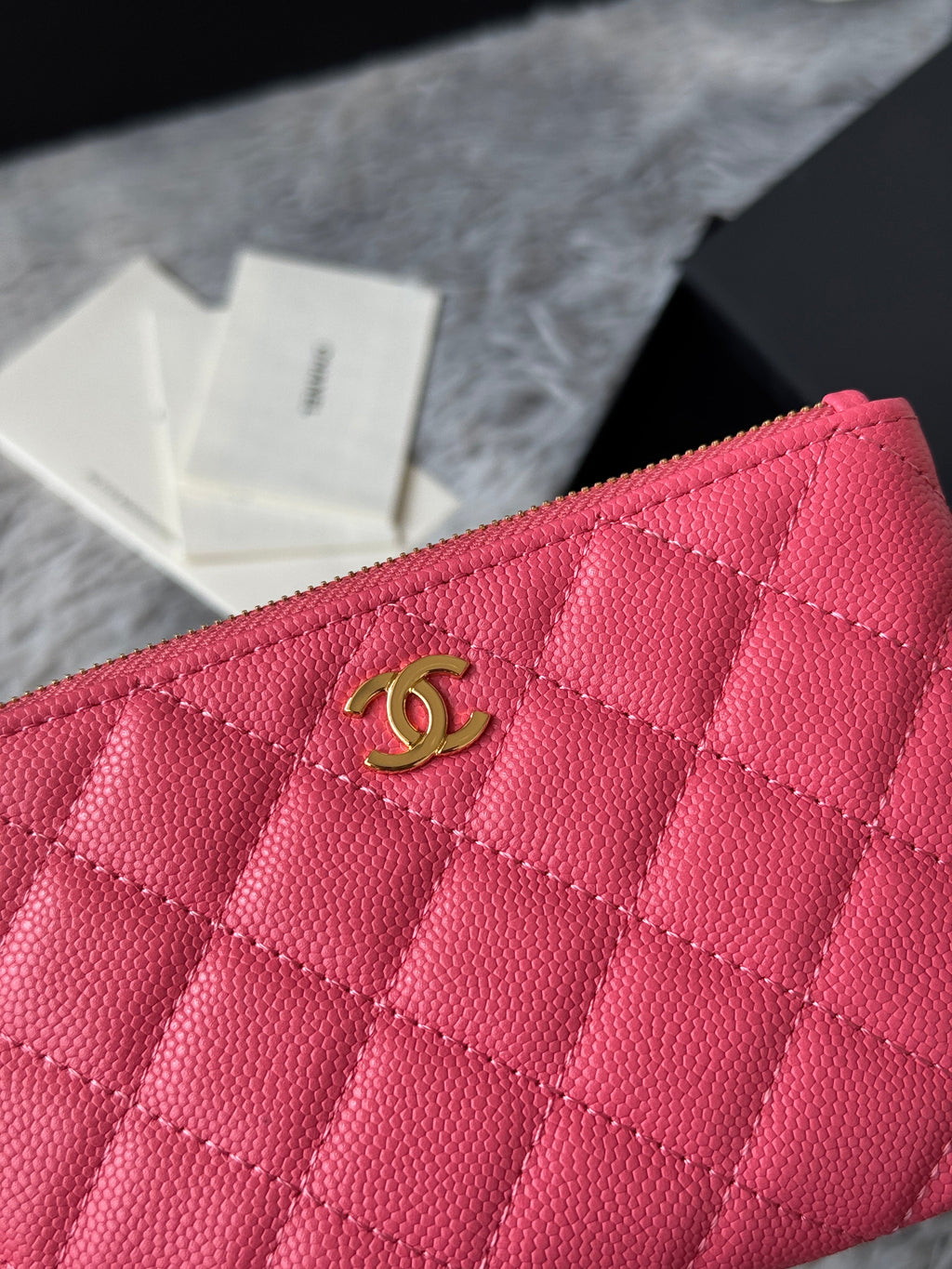 CC CLASSIC ZIPPED POUCH 14 IN CHESTNUT ROSE PINK GRAINED CALFSKIN GOLD-TONE CHARM CHAIN