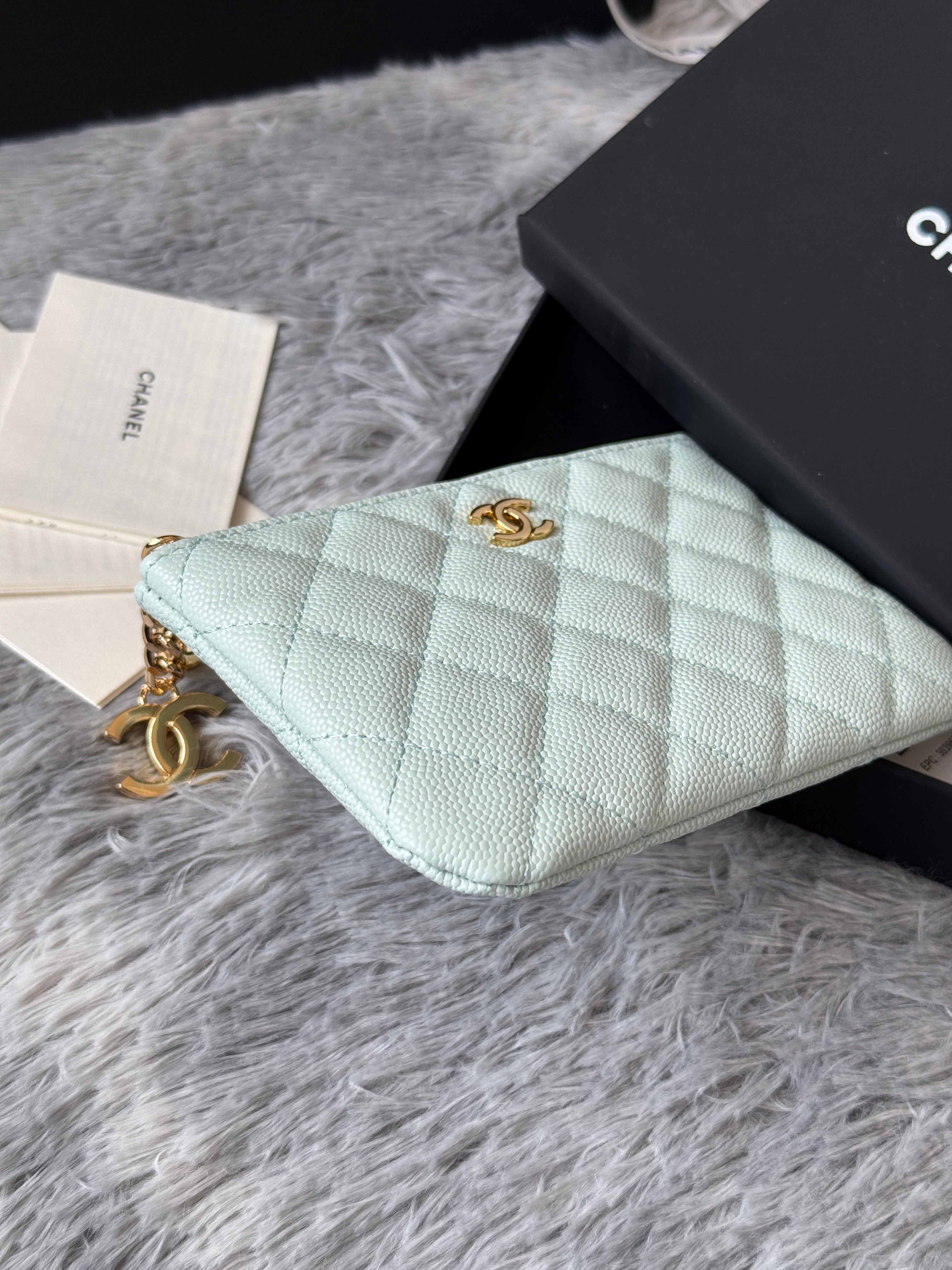 CC CLASSIC ZIPPED POUCH 14 IN MYSTIC GREEN GRAINED CALFSKIN GOLD-TONE CHARM CHAIN