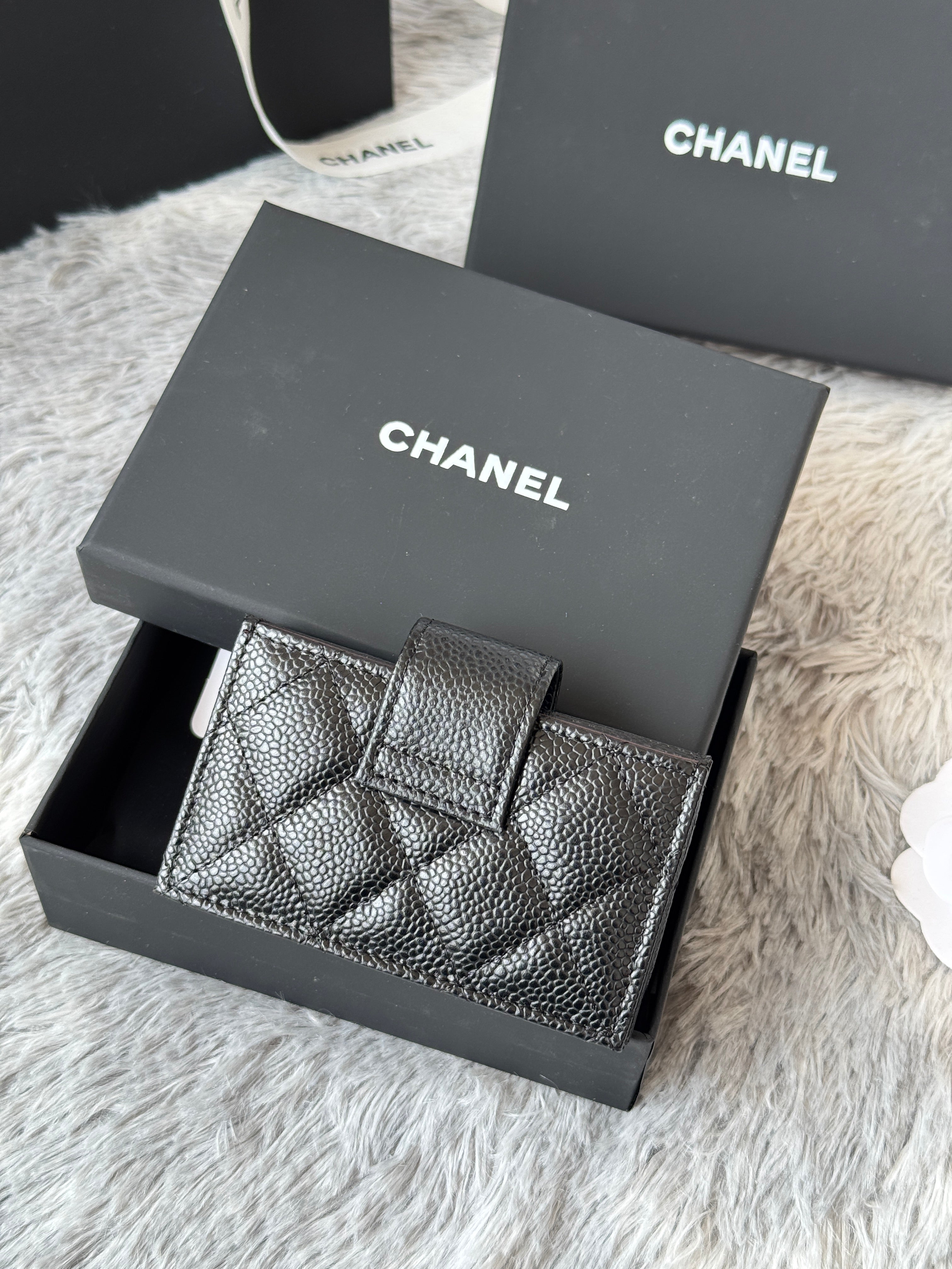CARD HOLDER 10 CIRCLE CLASP IN BLACK CAVIAR LEATHER SILVER-TONE METALLIC