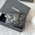 CARD HOLDER 10 CIRCLE CLASP IN BLACK CAVIAR LEATHER GOLD-TONE METALLIC
