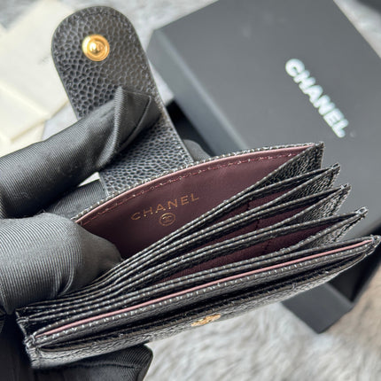 CARD HOLDER 10 CIRCLE CLASP IN BLACK CAVIAR LEATHER GOLD-TONE METALLIC