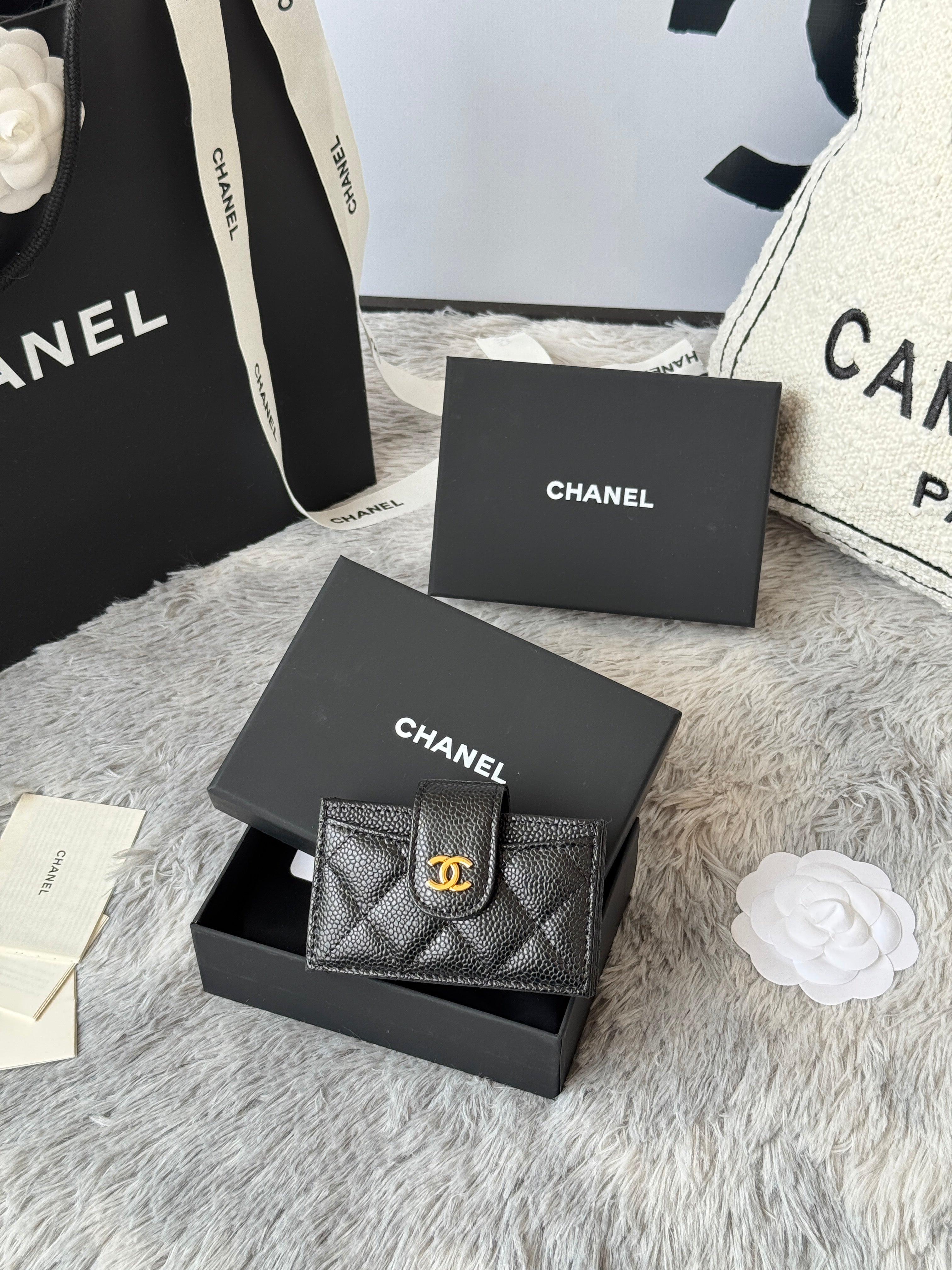 CARD HOLDER 10 CIRCLE CLASP IN BLACK CAVIAR LEATHER GOLD-TONE METALLIC
