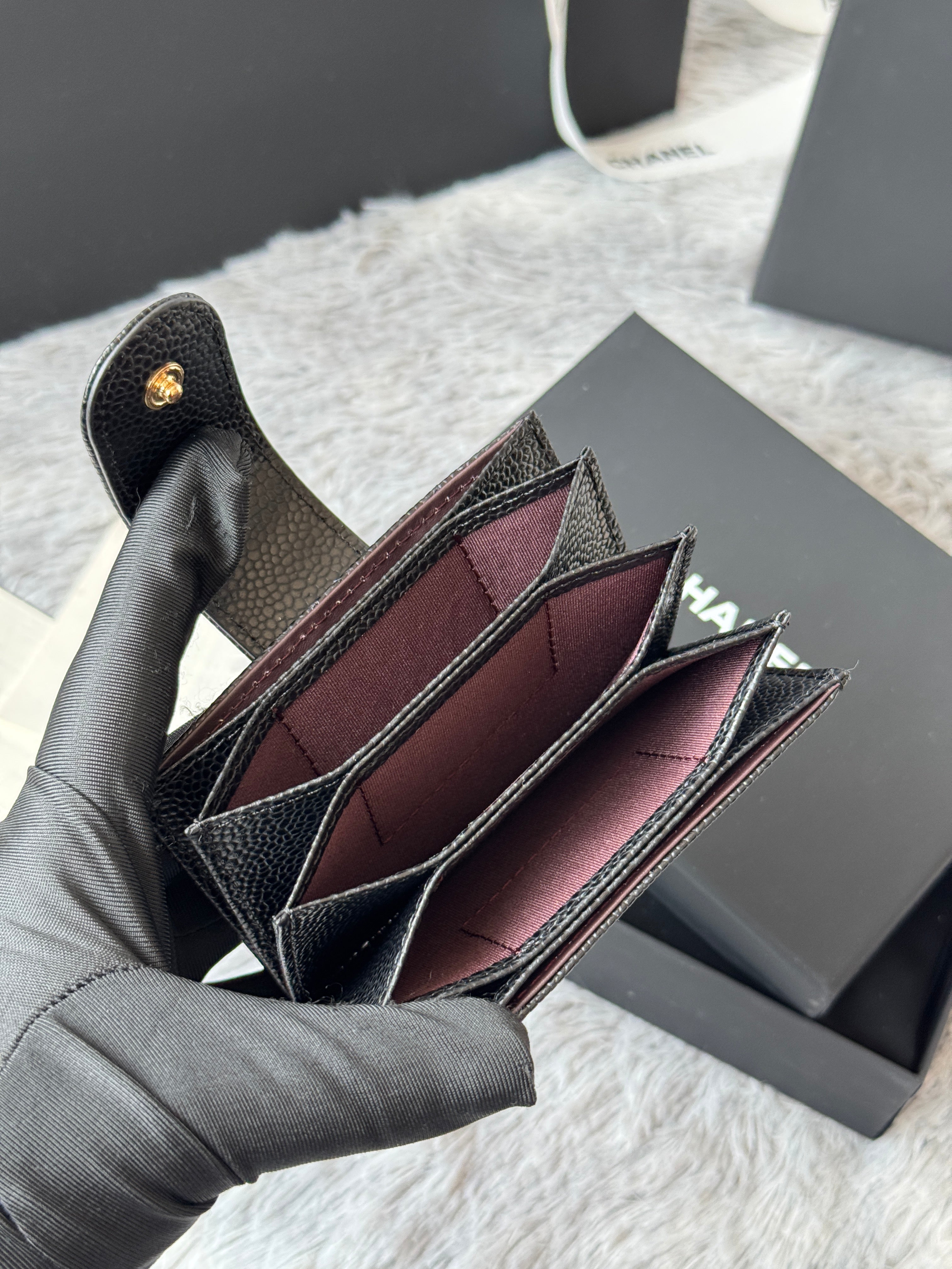 CARD HOLDER 10 CIRCLE CLASP IN BLACK CAVIAR LEATHER GOLD-TONE METALLIC
