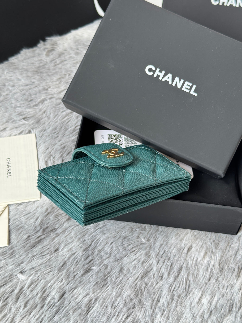 CARD HOLDER 10 CIRCLE CLASP IN NEPTUNE GREEN CAVIAR LEATHER GOLD-TONE METALLIC