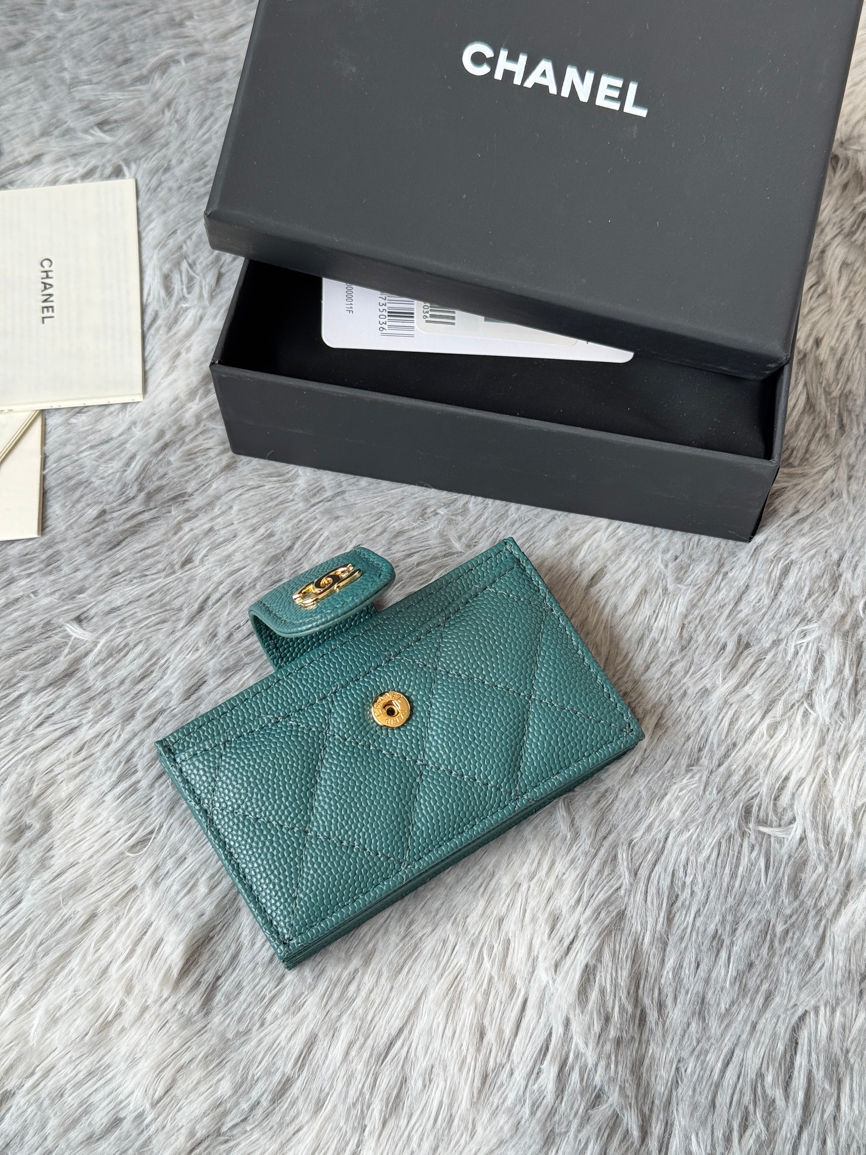 CARD HOLDER 10 CIRCLE CLASP IN NEPTUNE GREEN CAVIAR LEATHER GOLD-TONE METALLIC