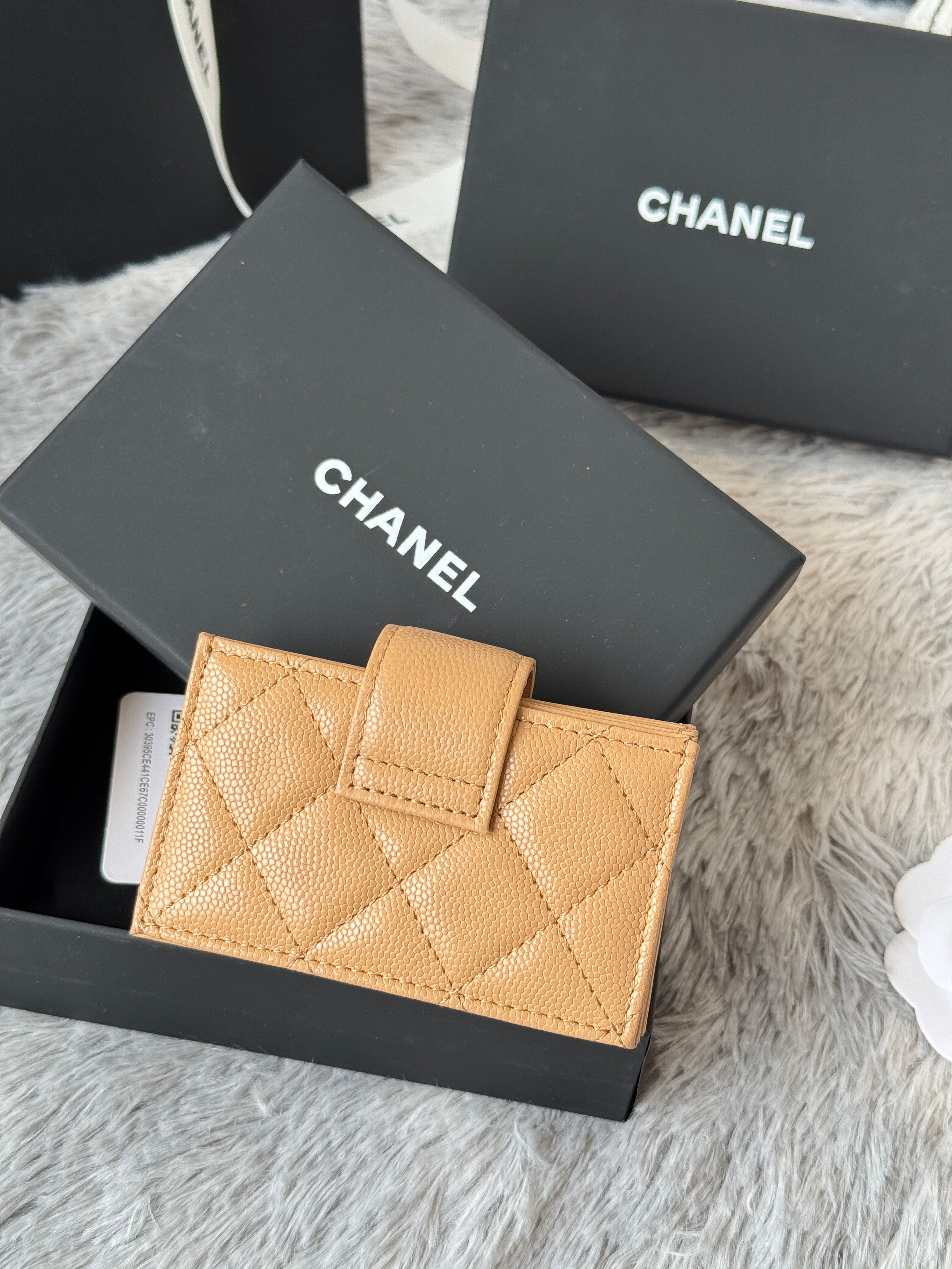 CARD HOLDER 10 CIRCLE CLASP IN LIGHT BROWN CAVIAR LEATHER GOLD-TONE METALLIC