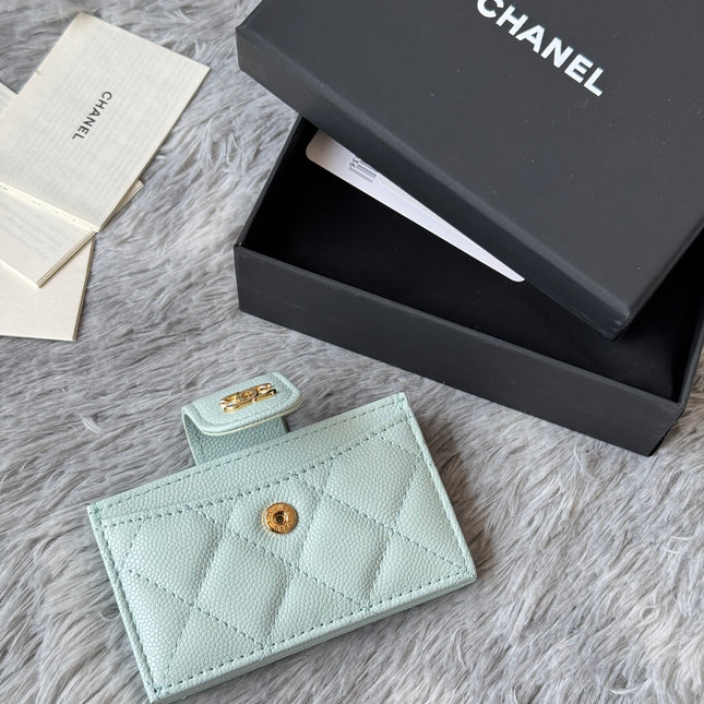 CARD HOLDER 10 CIRCLE CLASP IN BABY GREEN CAVIAR LEATHER GOLD-TONE METALLIC