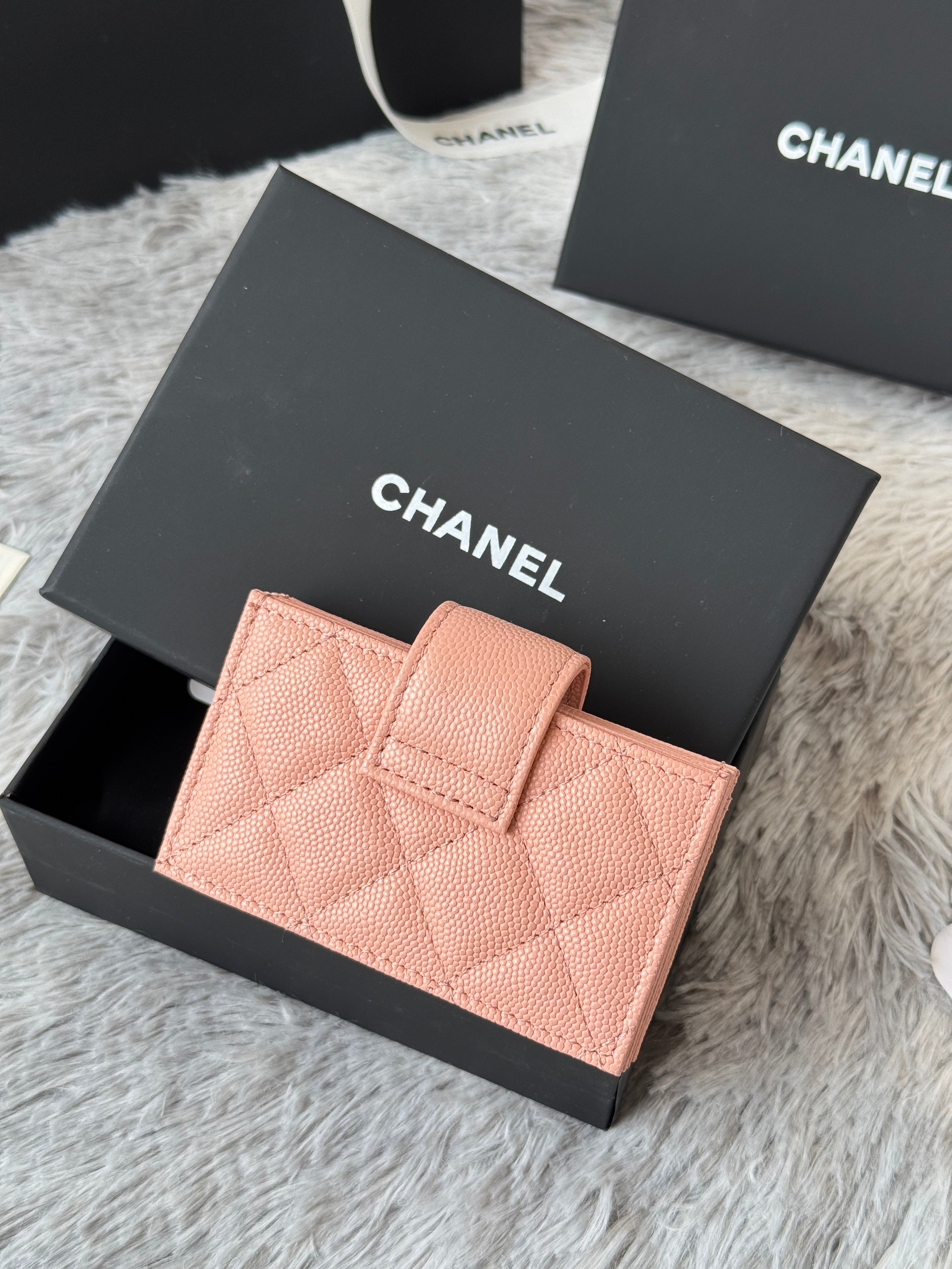 CARD HOLDER 10 CIRCLE CLASP IN TONYS PINK CAVIAR LEATHER GOLD-TONE METALLIC
