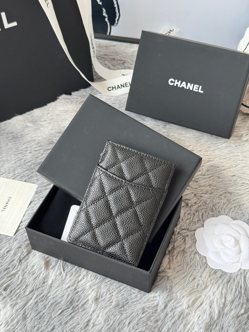 CLASSIC VERTICAL CARD HOLDER 14 IN BLACK GRAINED CALFSKIN GOLD-TONE METALLIC