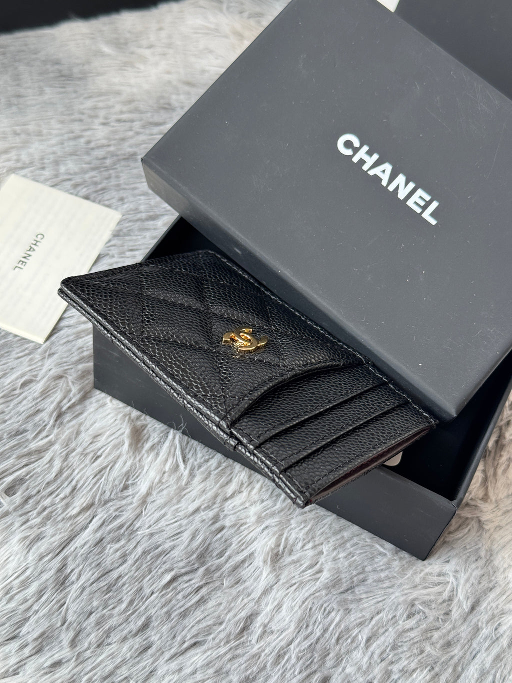 CLASSIC VERTICAL CARD HOLDER 14 IN BLACK GRAINED CALFSKIN GOLD-TONE METALLIC