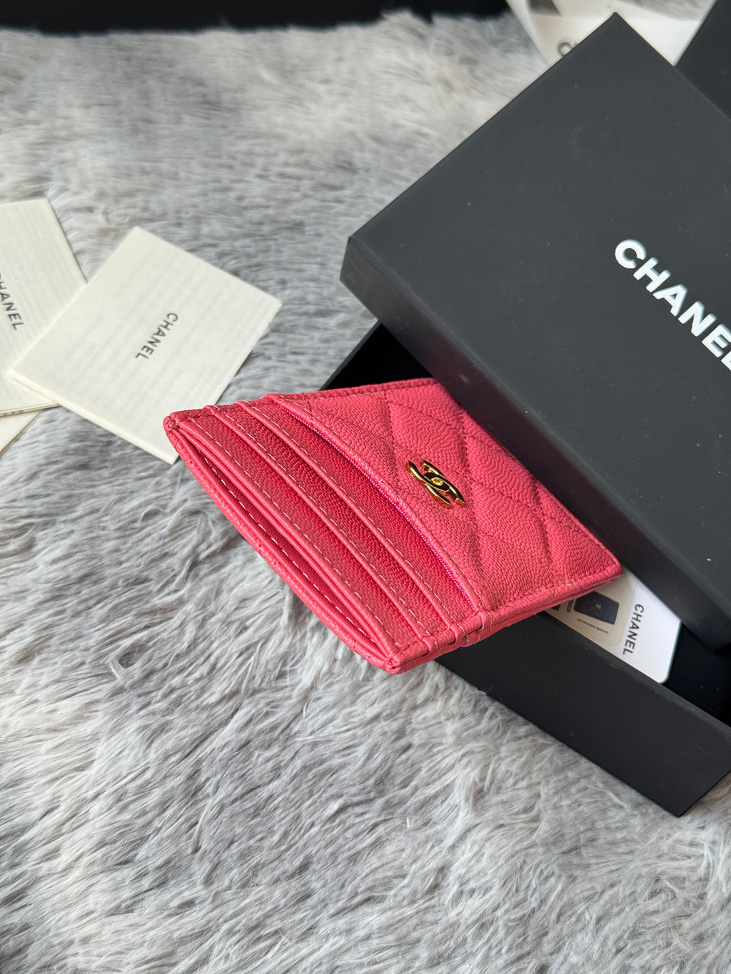 CLASSIC VERTICAL CARD HOLDER 14 IN MANDY PINK GRAINED CALFSKIN GOLD-TONE METALLIC