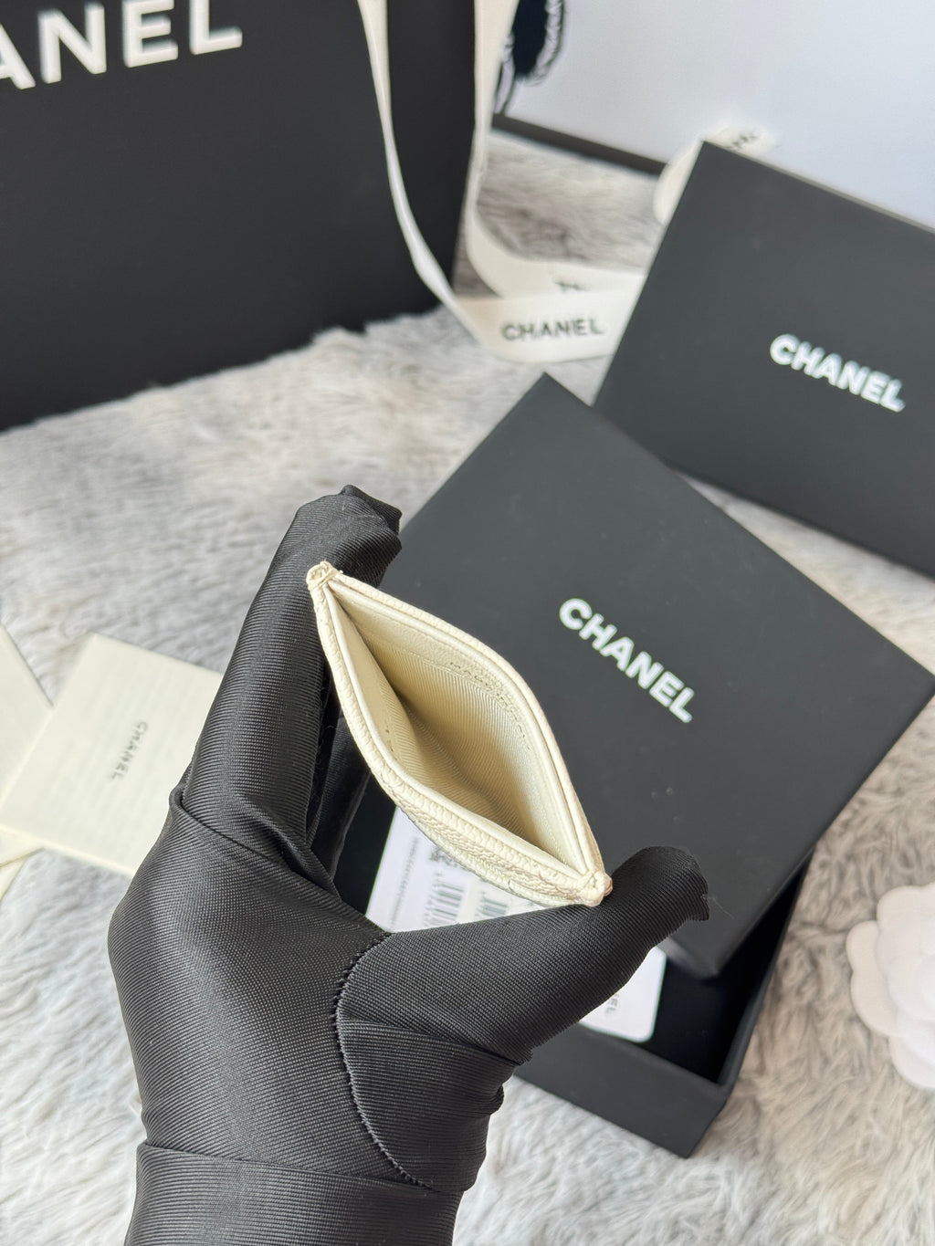 CLASSIC VERTICAL CARD HOLDER 14 IN WHITE GRAINED CALFSKIN GOLD-TONE METALLIC