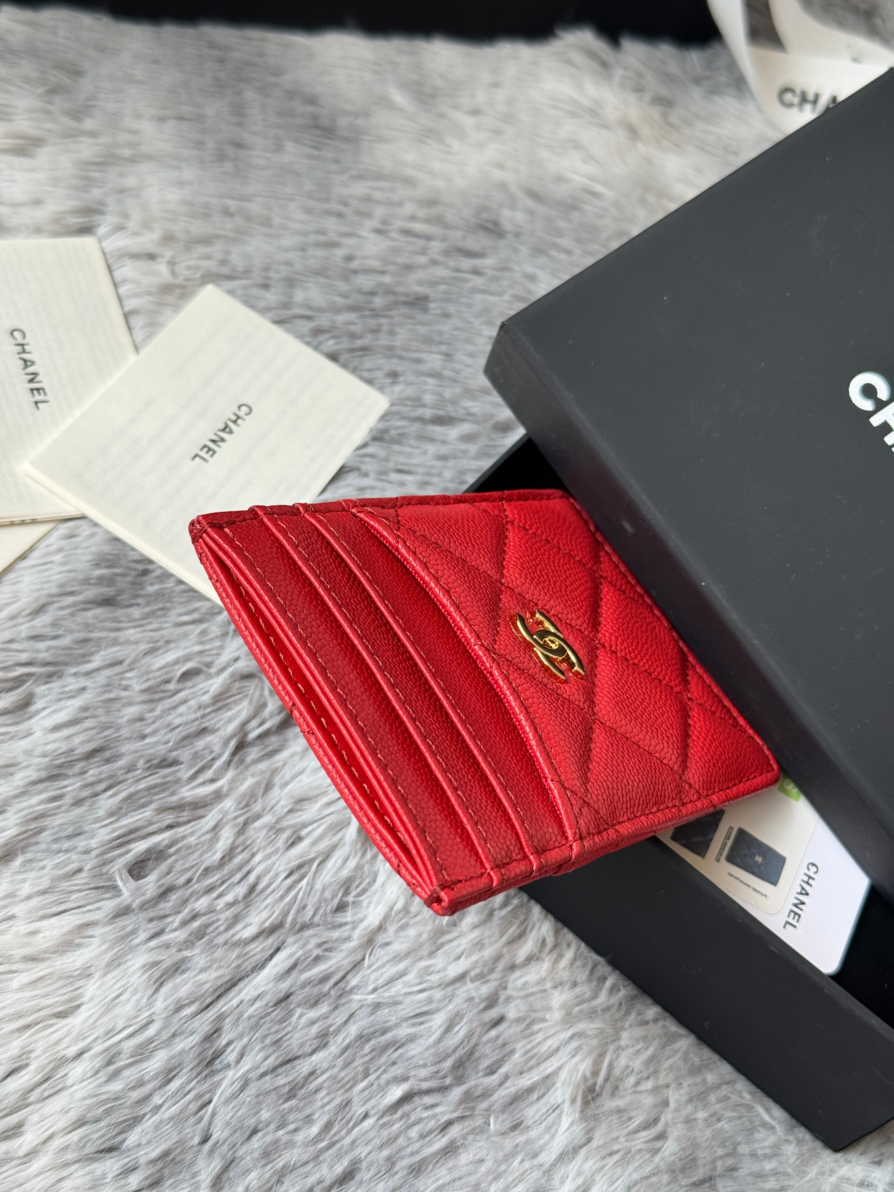 CLASSIC VERTICAL CARD HOLDER 14 IN RED GRAINED CALFSKIN GOLD-TONE METALLIC