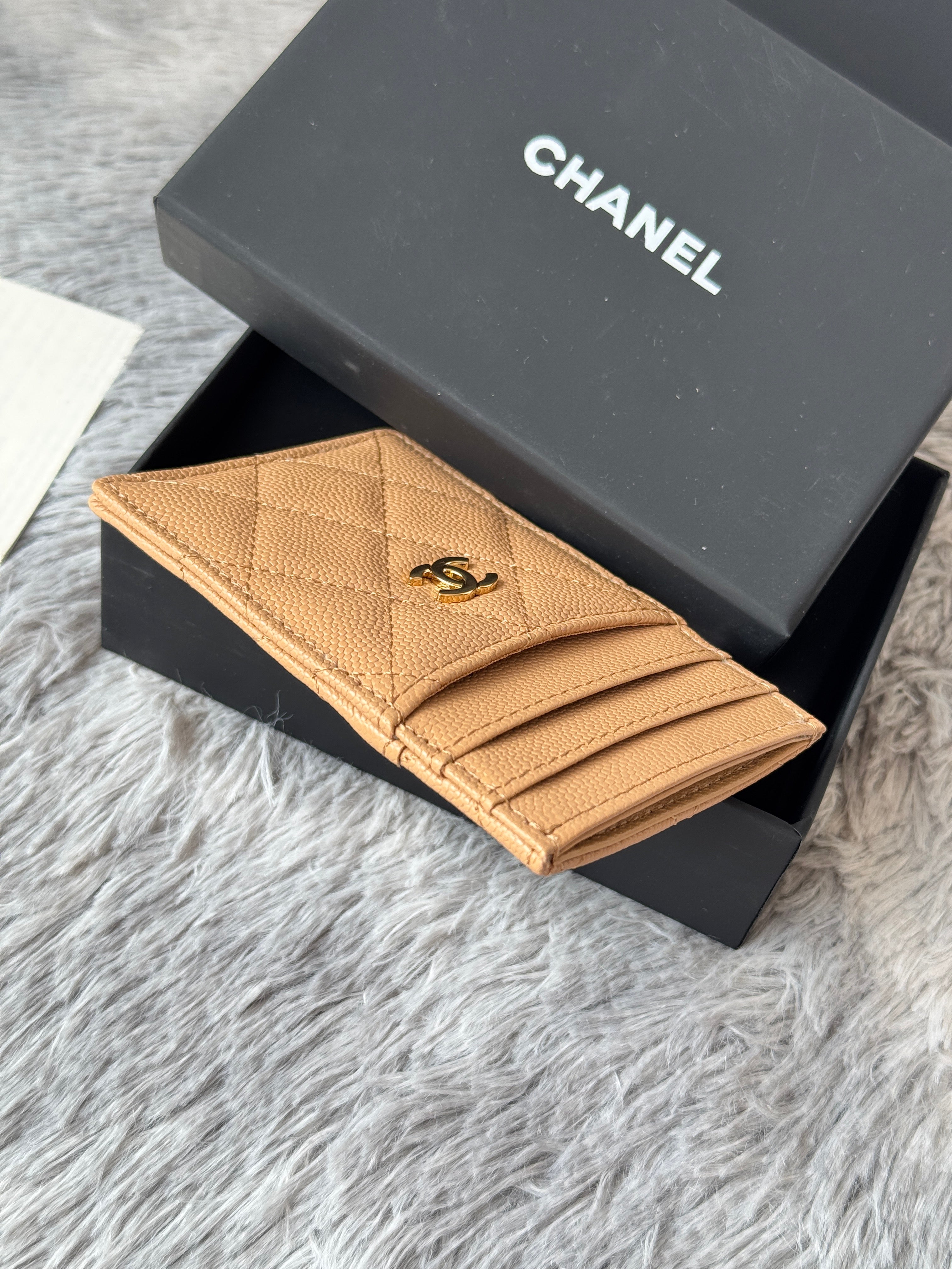 CLASSIC VERTICAL CARD HOLDER 14 IN LIGHT BROWN GRAINED CALFSKIN GOLD-TONE METALLIC