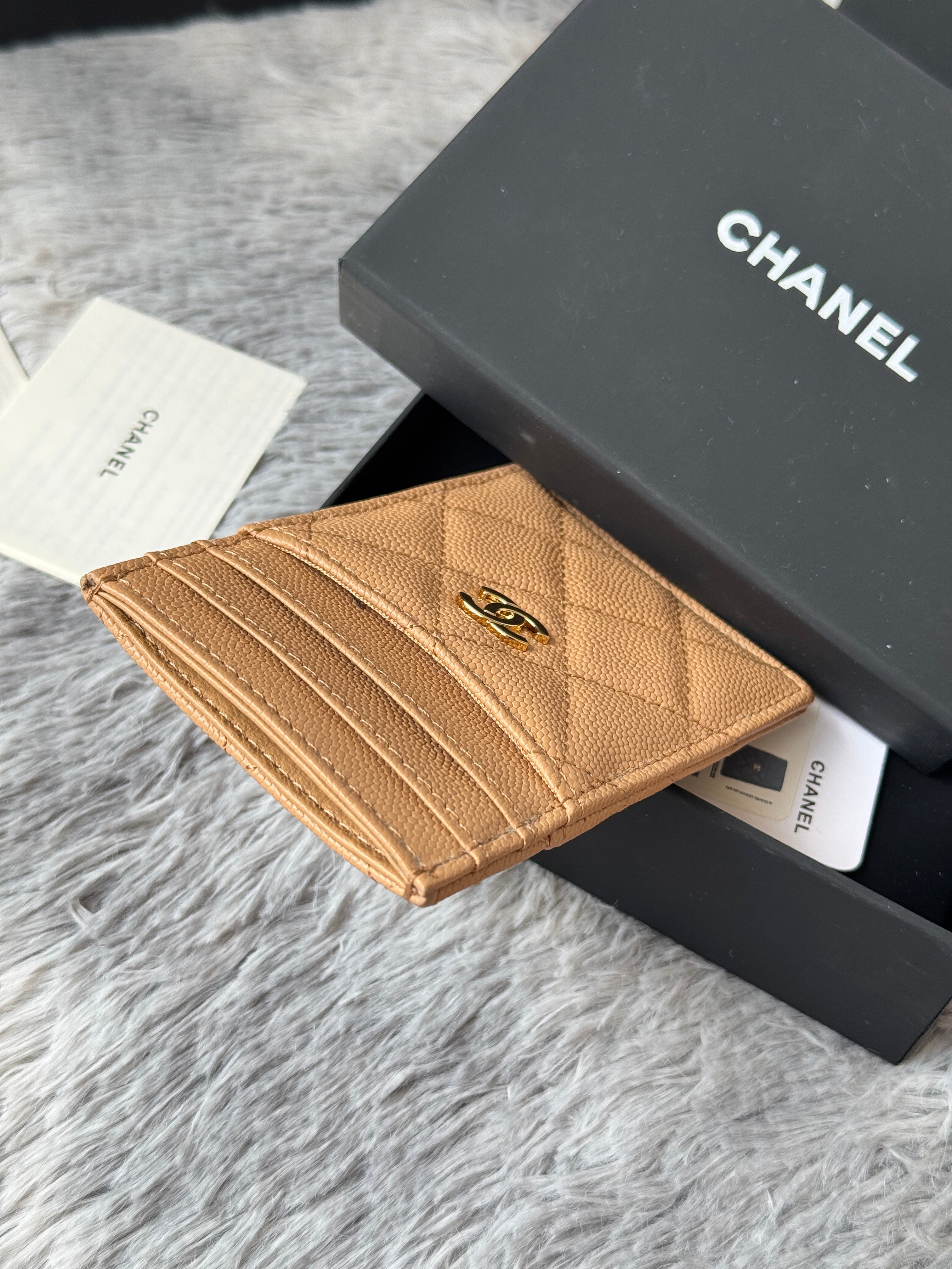 CLASSIC VERTICAL CARD HOLDER 14 IN LIGHT BROWN GRAINED CALFSKIN GOLD-TONE METALLIC