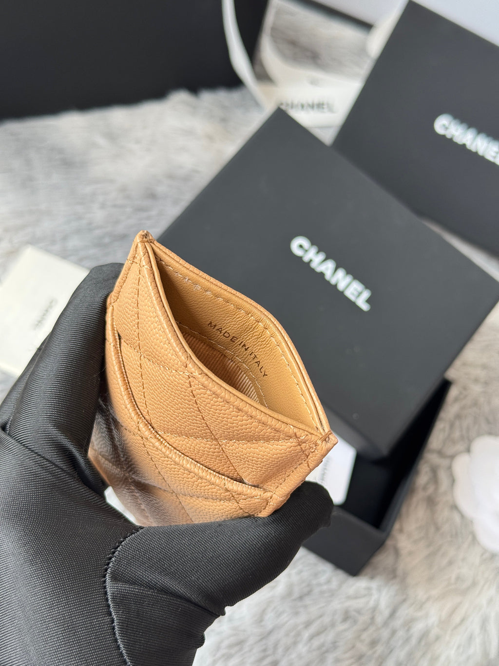 CLASSIC VERTICAL CARD HOLDER 14 IN LIGHT BROWN GRAINED CALFSKIN GOLD-TONE METALLIC