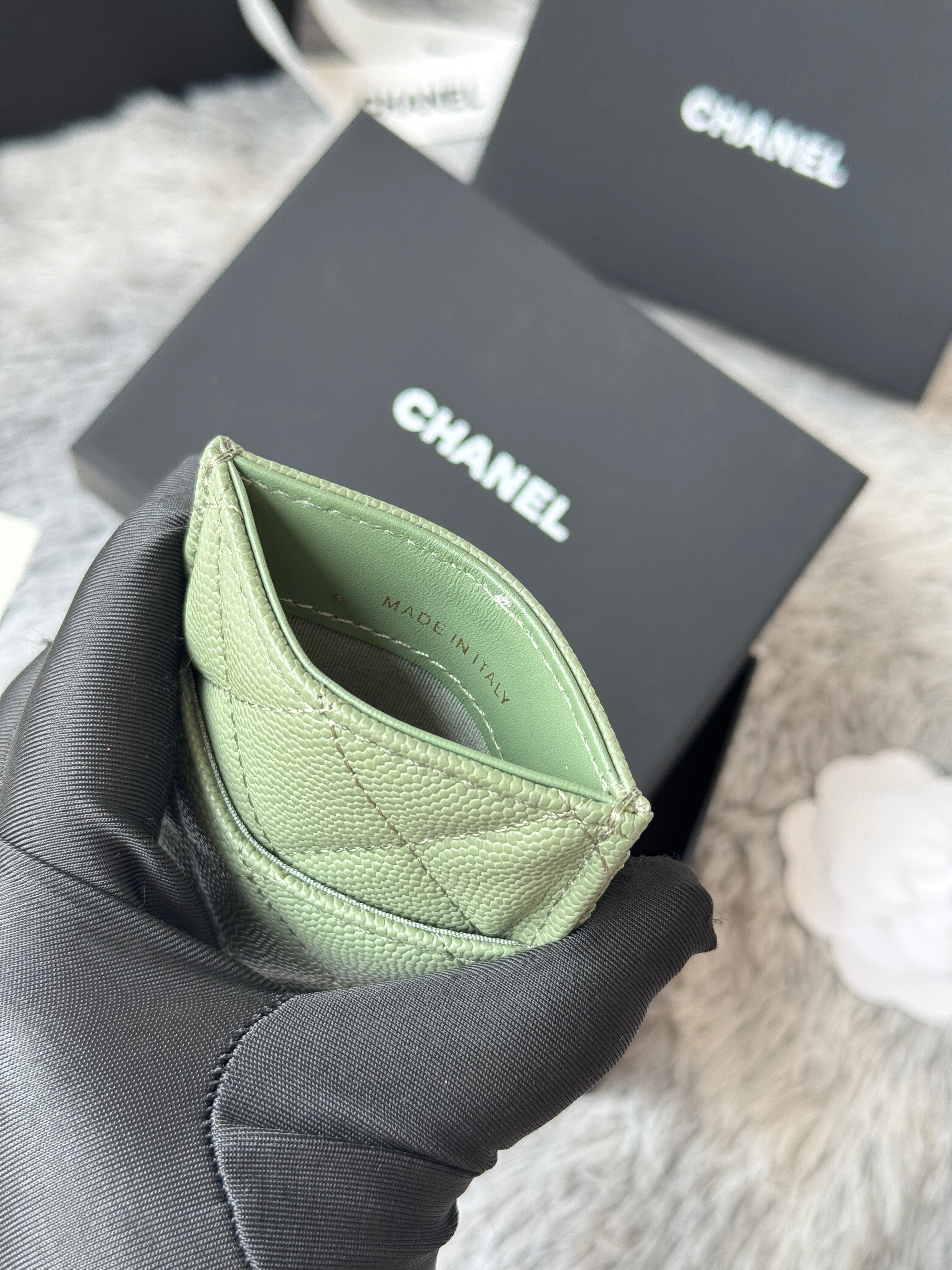 CLASSIC VERTICAL CARD HOLDER 14 IN RAINEE GREEN GRAINED CALFSKIN GOLD-TONE METALLIC