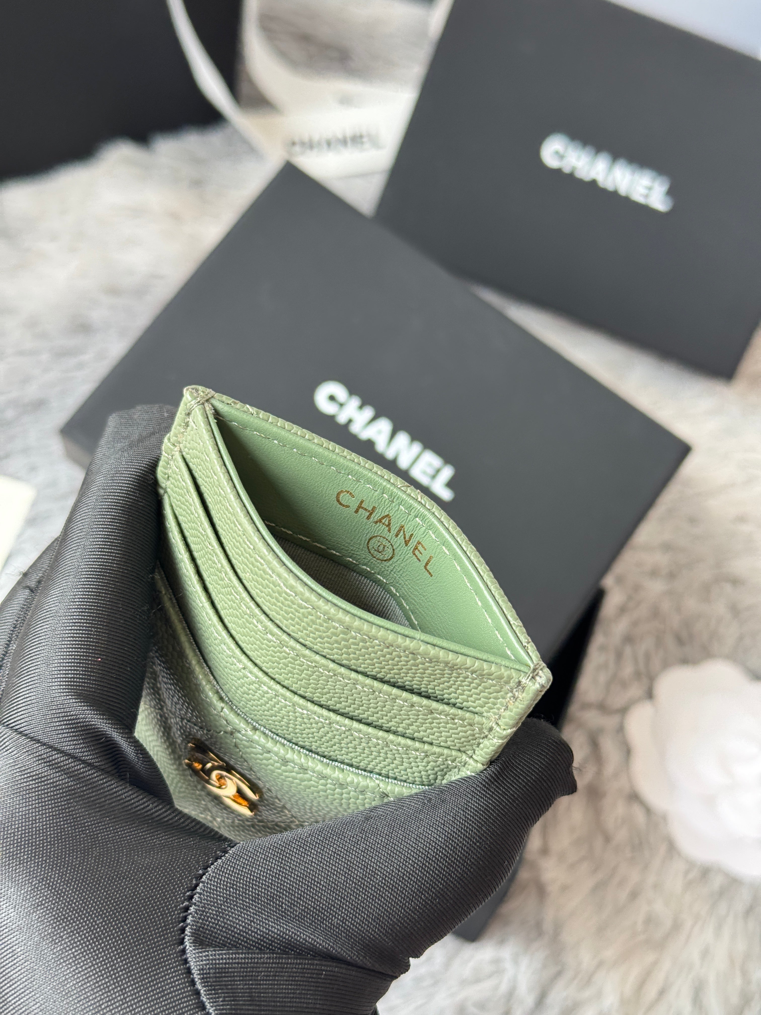 CLASSIC VERTICAL CARD HOLDER 14 IN RAINEE GREEN GRAINED CALFSKIN GOLD-TONE METALLIC