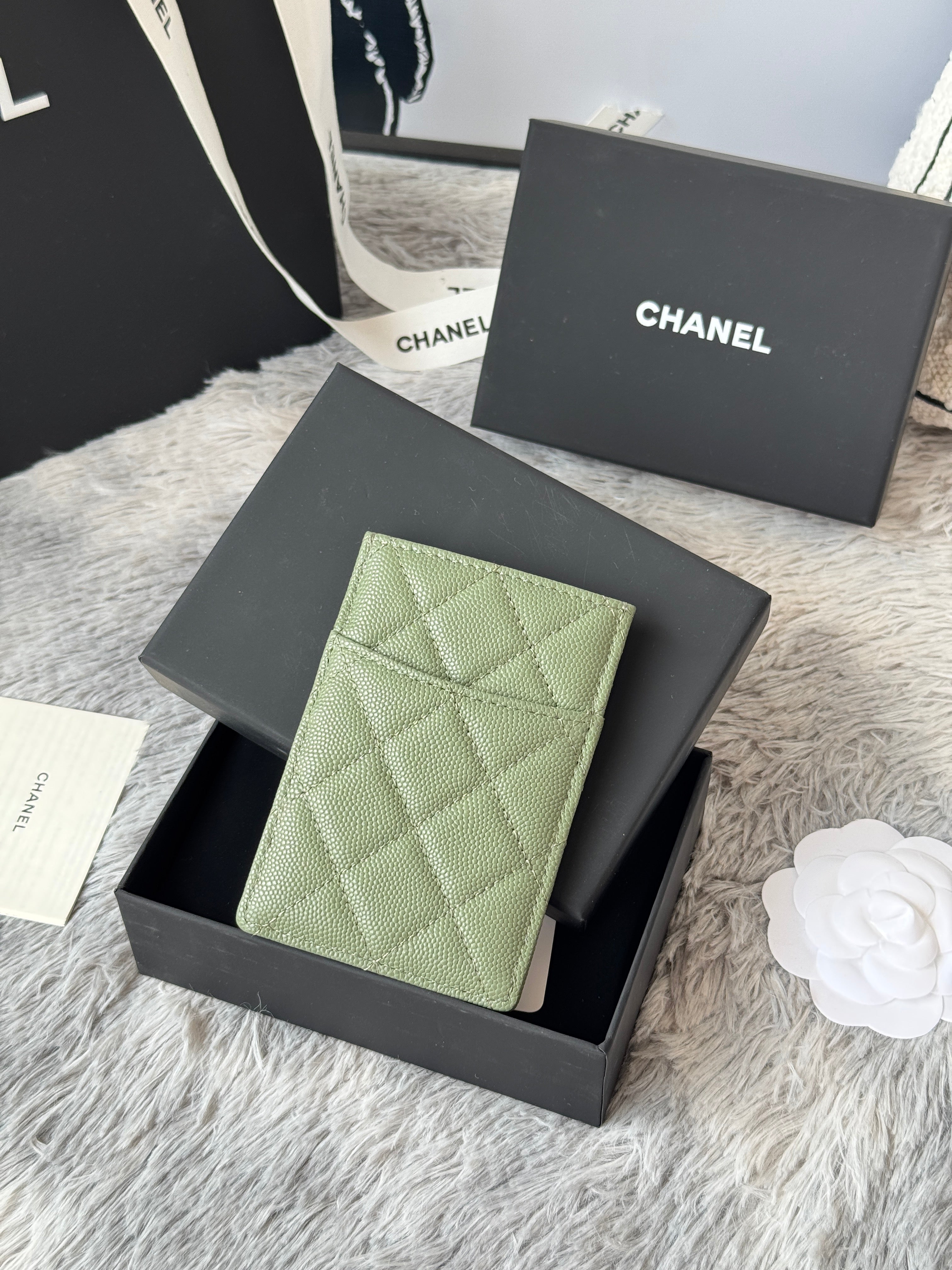 CLASSIC VERTICAL CARD HOLDER 14 IN RAINEE GREEN GRAINED CALFSKIN GOLD-TONE METALLIC