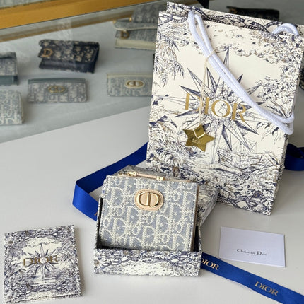 DIOR 25S 30 MONTAIGNE DAHLIA WALLET 11 IN LIGHT BLUE DIOR OBLIQUE JACQUARD