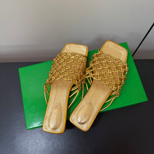 BOTTEGA VENETA 26S WOVEN STRAP SANDALS IN GOLD LAMBSKIN
