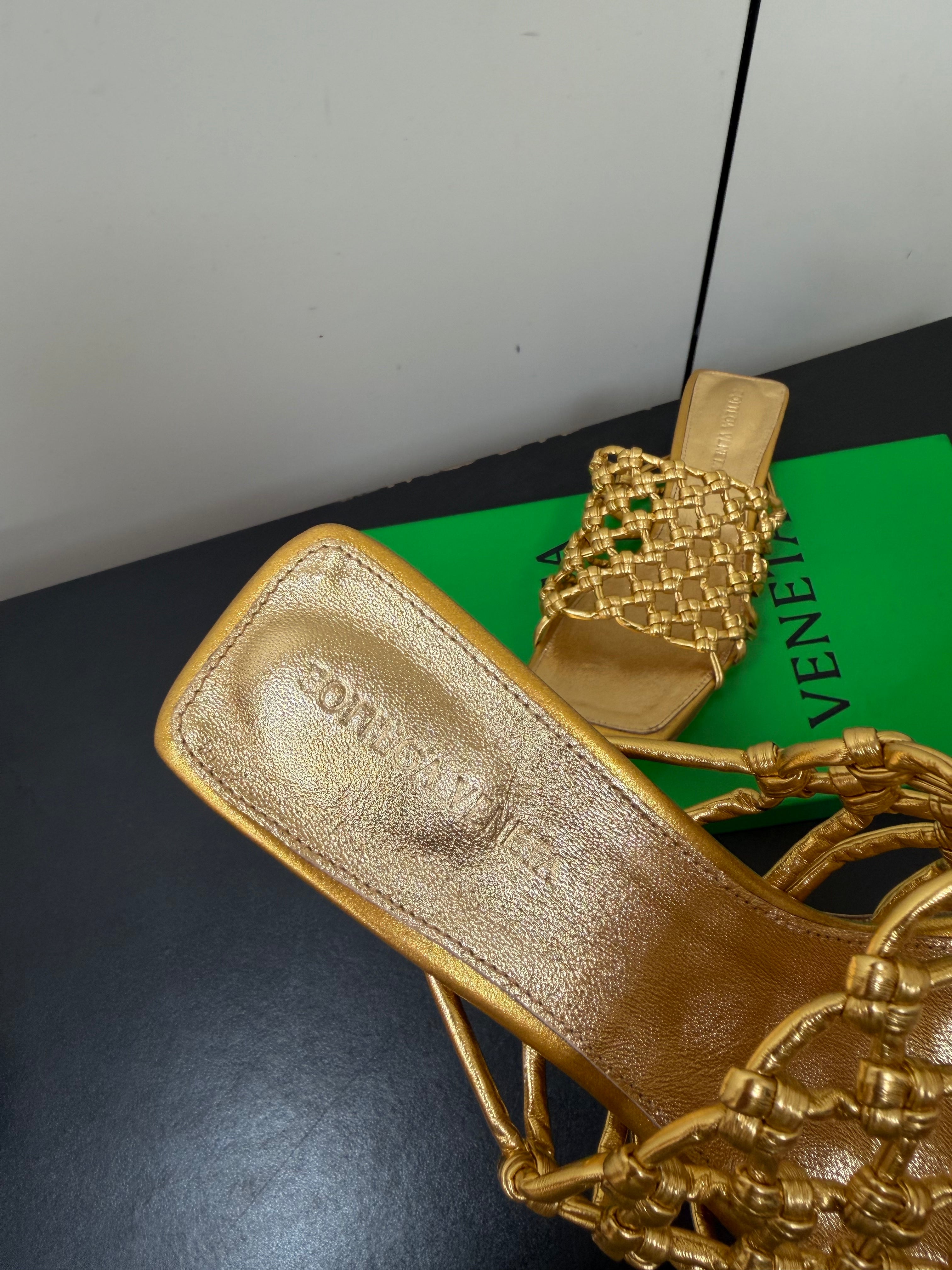 BOTTEGA VENETA 26S WOVEN STRAP HIGH-HEEL SANDALS 55 MM IN GOLD LAMBSKIN