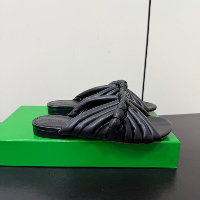 BOTTEGA VENETA 26S BRAIDED STRAP SANDALS IN BLACK LAMBSKIN